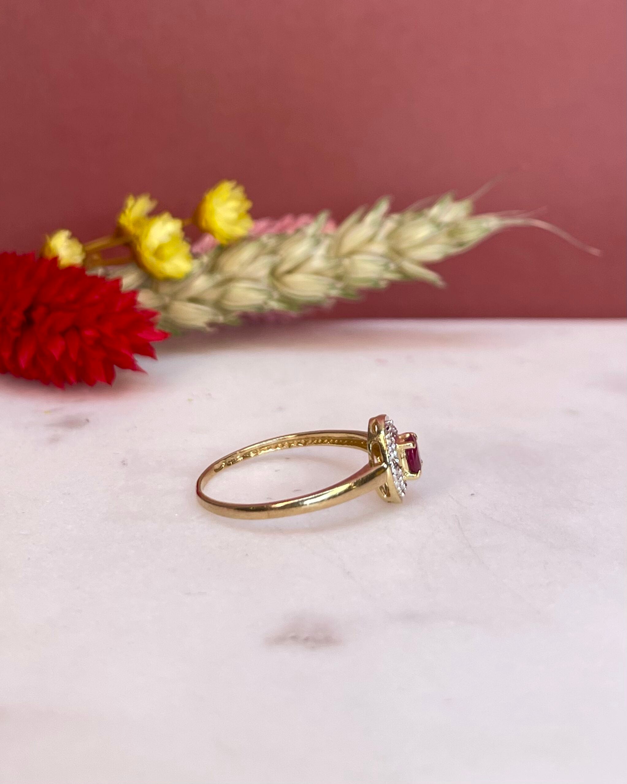 Bague Marguerite Style Art Déco Rubis &amp; Diamants "Sabrile" - Elliade Paris