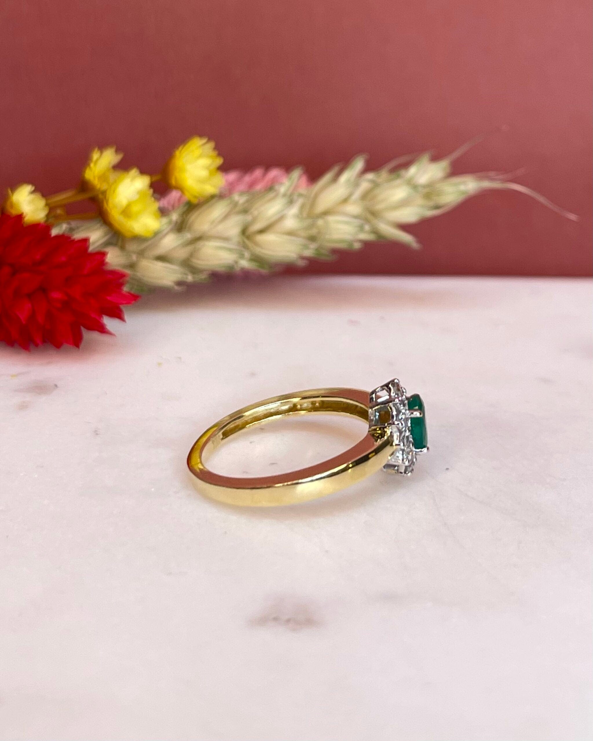 Bague Marguerite Émeraude 0.41 Carat &amp; 12 Diamants "Aymene" - Elliade Paris