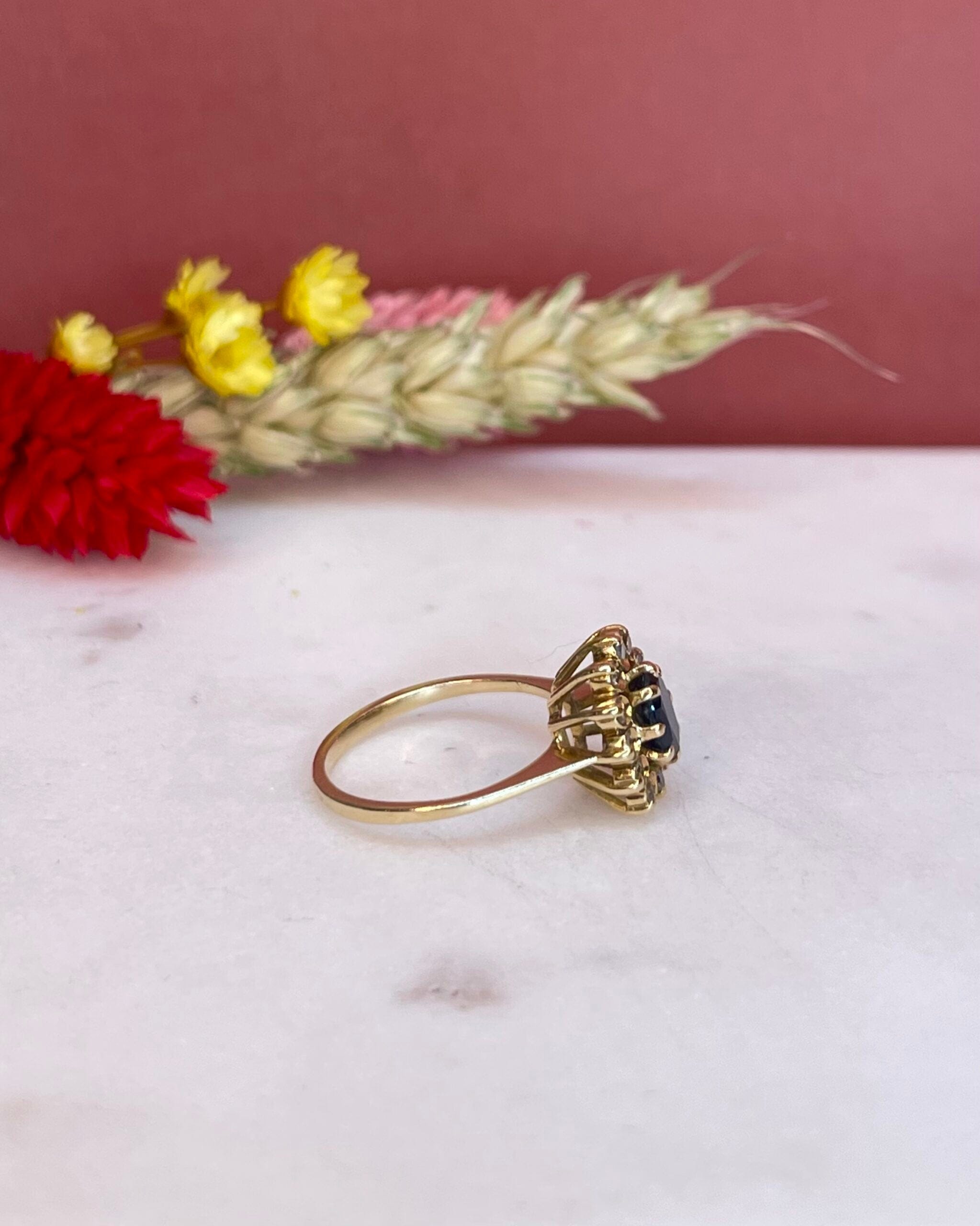 Bague Marguerite Saphir 0.71 Carat &amp; Diamants 0.24 Carat "Karmel" - Elliade Paris
