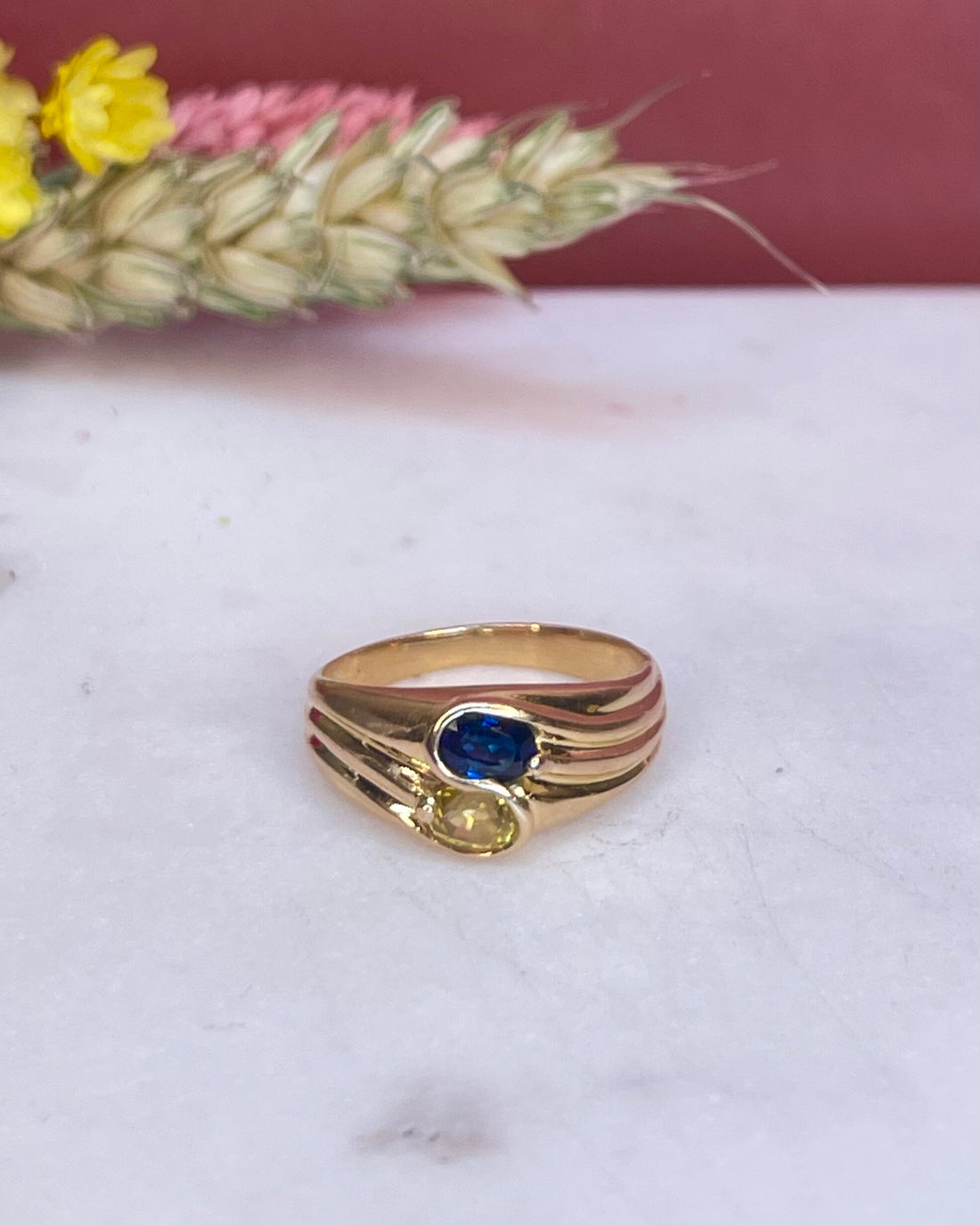 Bague Toi et Moi Saphirs Bleu et Jaune 0.60 Carat &quot;Nawel&quot; - Elliade Paris