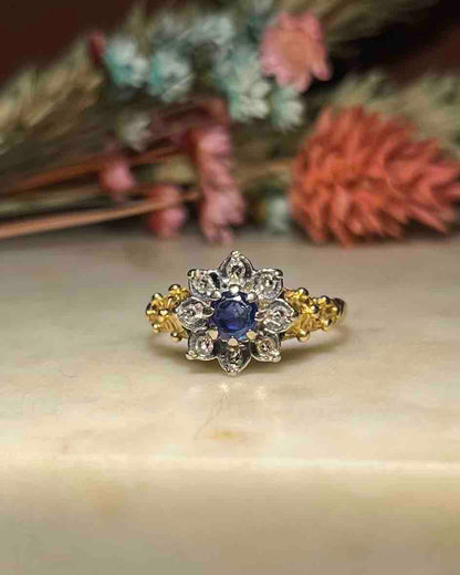 Anillo de margaritas con zafiro y diamantes &quot;Janali&quot;