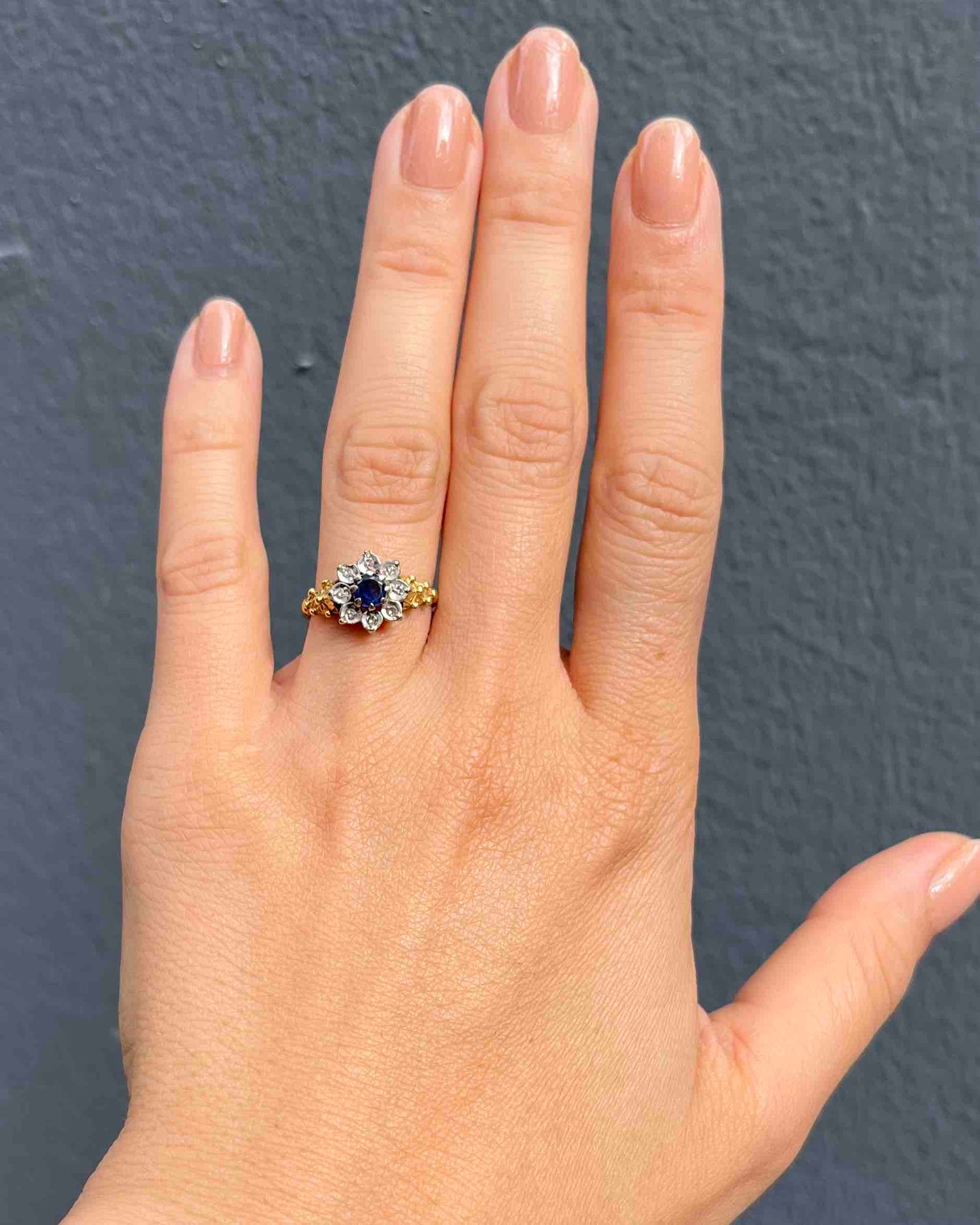 Anillo de margaritas con zafiro y diamantes &quot;Janali&quot;