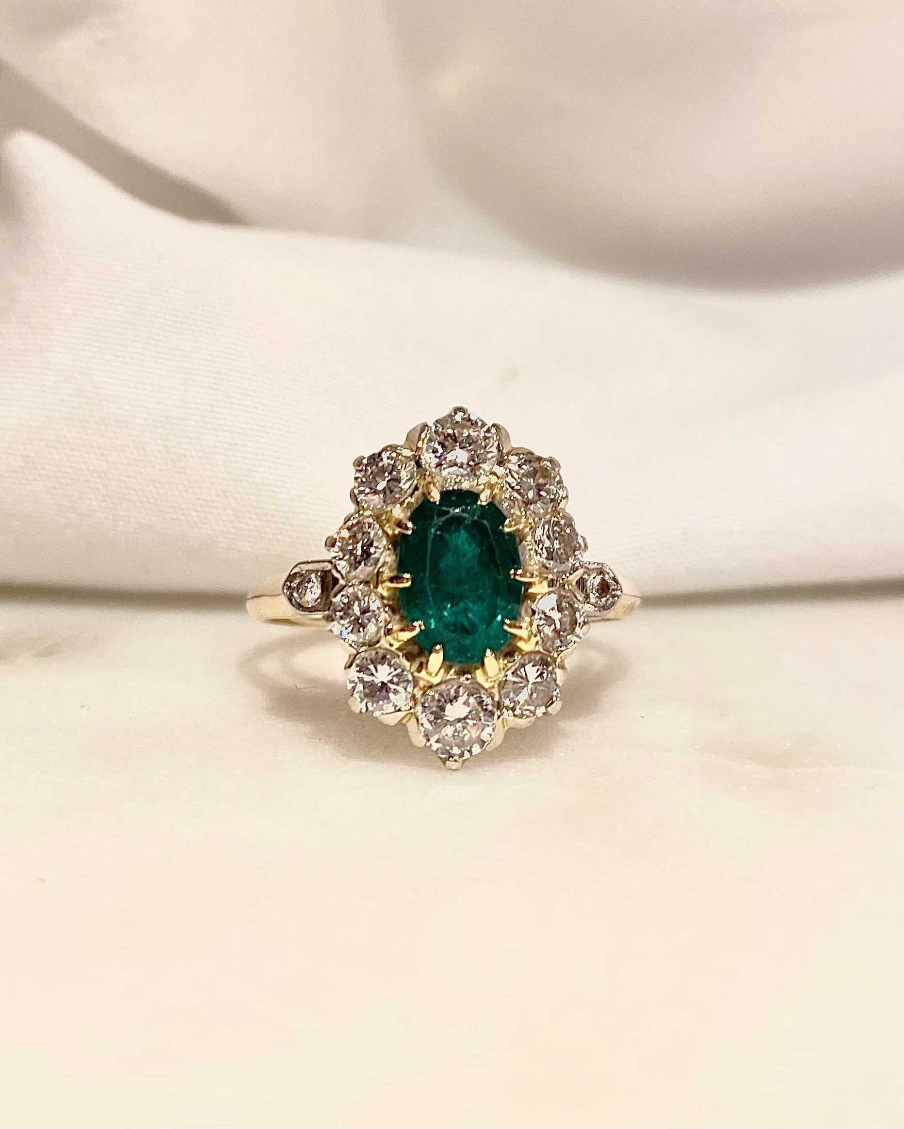 Anillo Margarita Art-déco Esmeralda 1.40 quilates y Diamantes "Jasmine"
