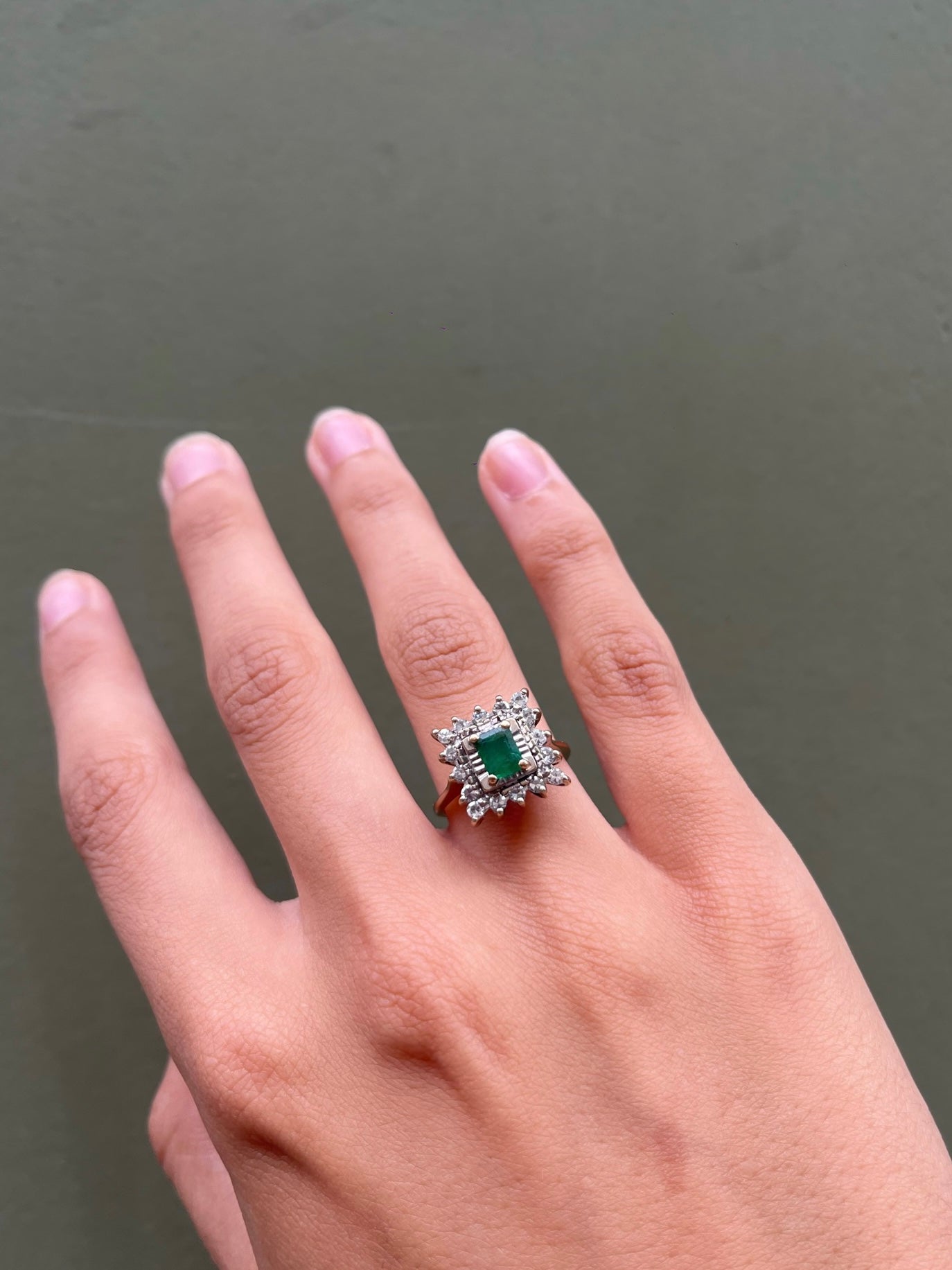 Emerald and Diamond Daisy Ring "Rim"