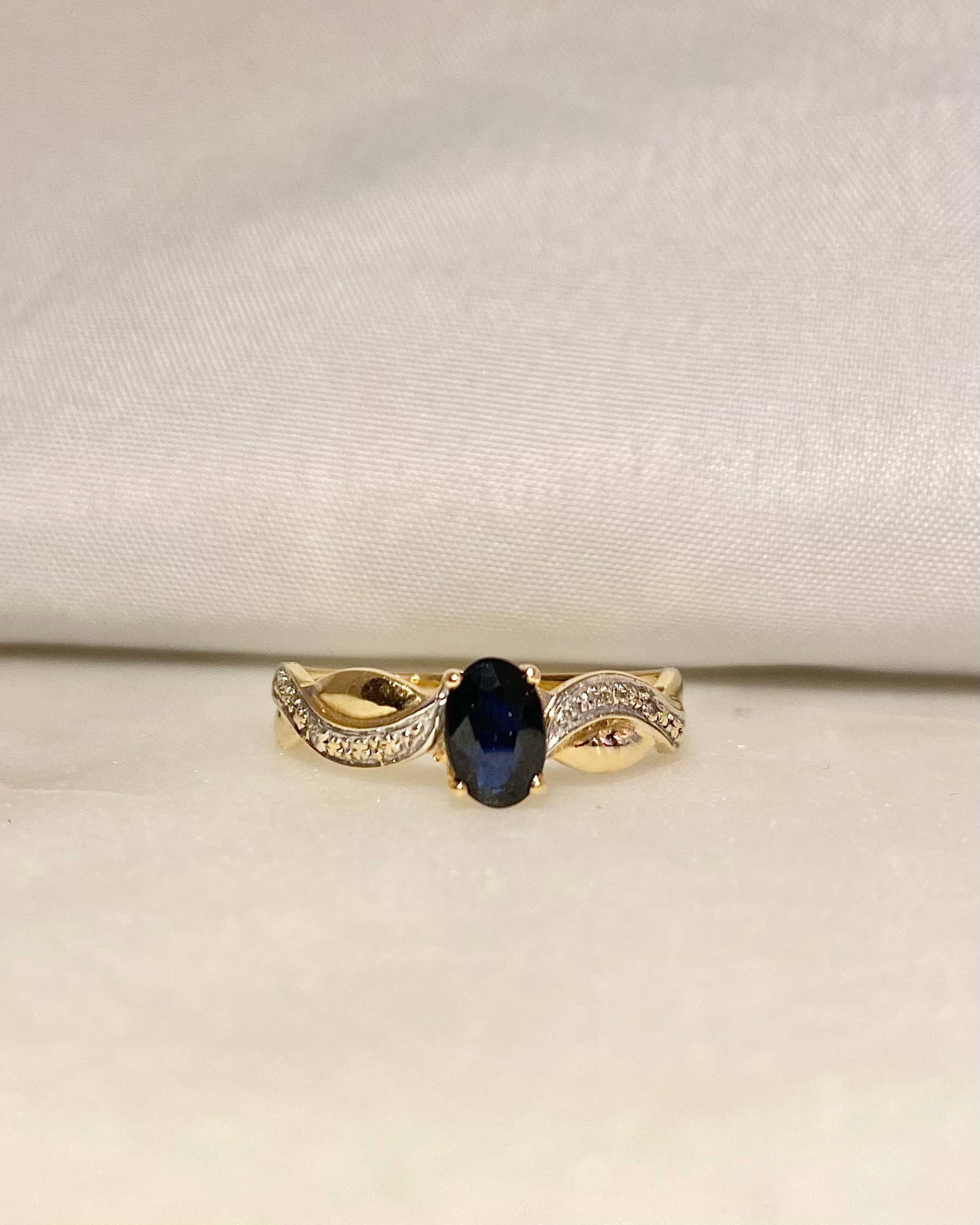 Anillo solitario zafiro 0.60 quilates y diamantes "Marceline"