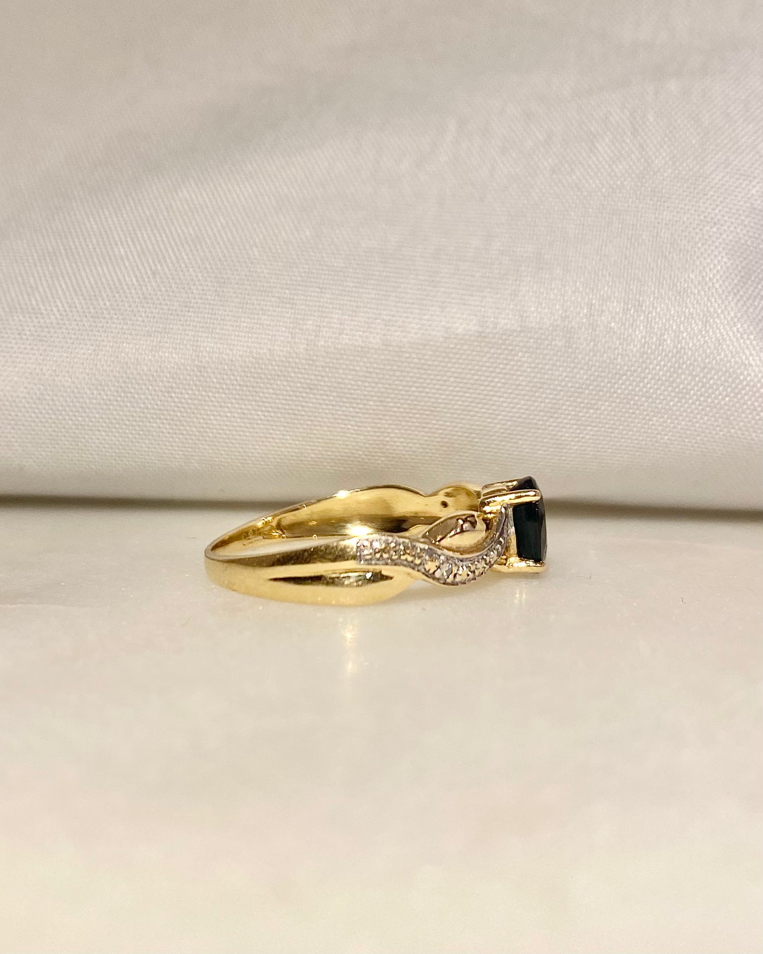Bague Solitaire Saphir 0.60 carat &amp; Diamants &quot;Marceline&quot;