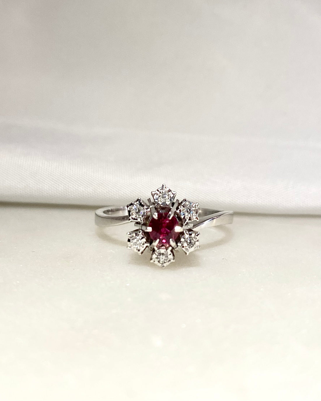 Bague Marguerite Rubis &amp; Diamants &quot;Nicole&quot;