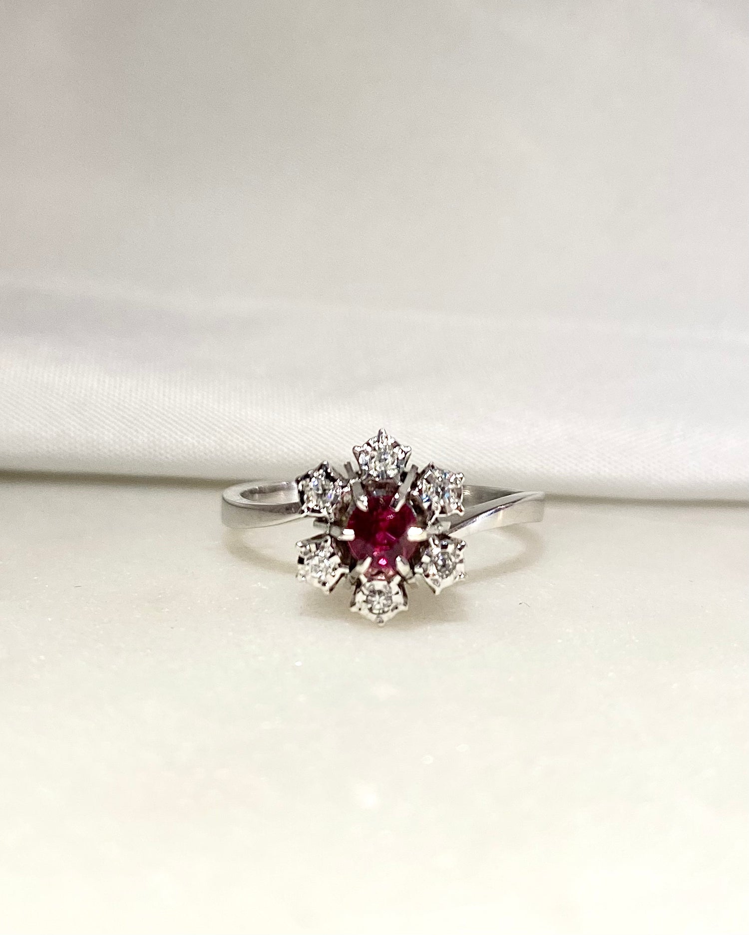 Bague Marguerite Rubis &amp; Diamants &quot;Nicole&quot;
