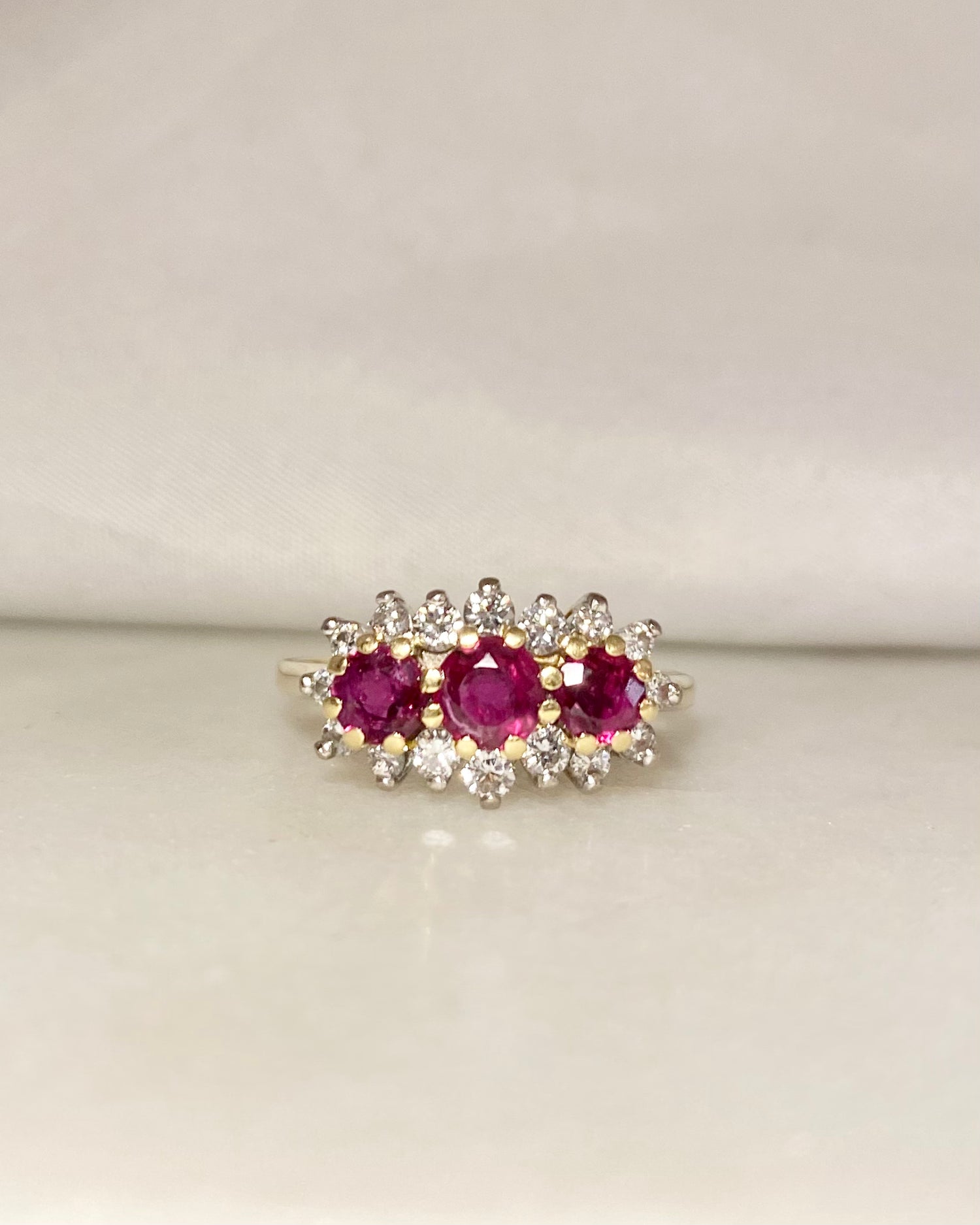 Bague Trilogie Rubis 0.85 carat &amp; 16 Diamants &quot;Samira&quot;