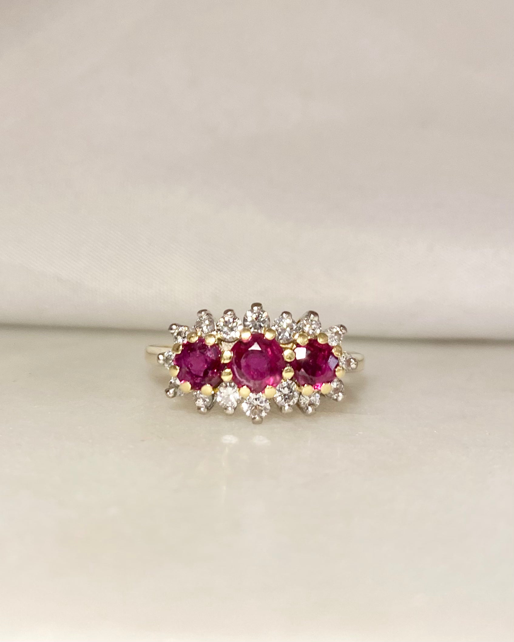 Bague Trilogie Rubis 0.85 carat &amp; 16 Diamants &quot;Samira&quot;