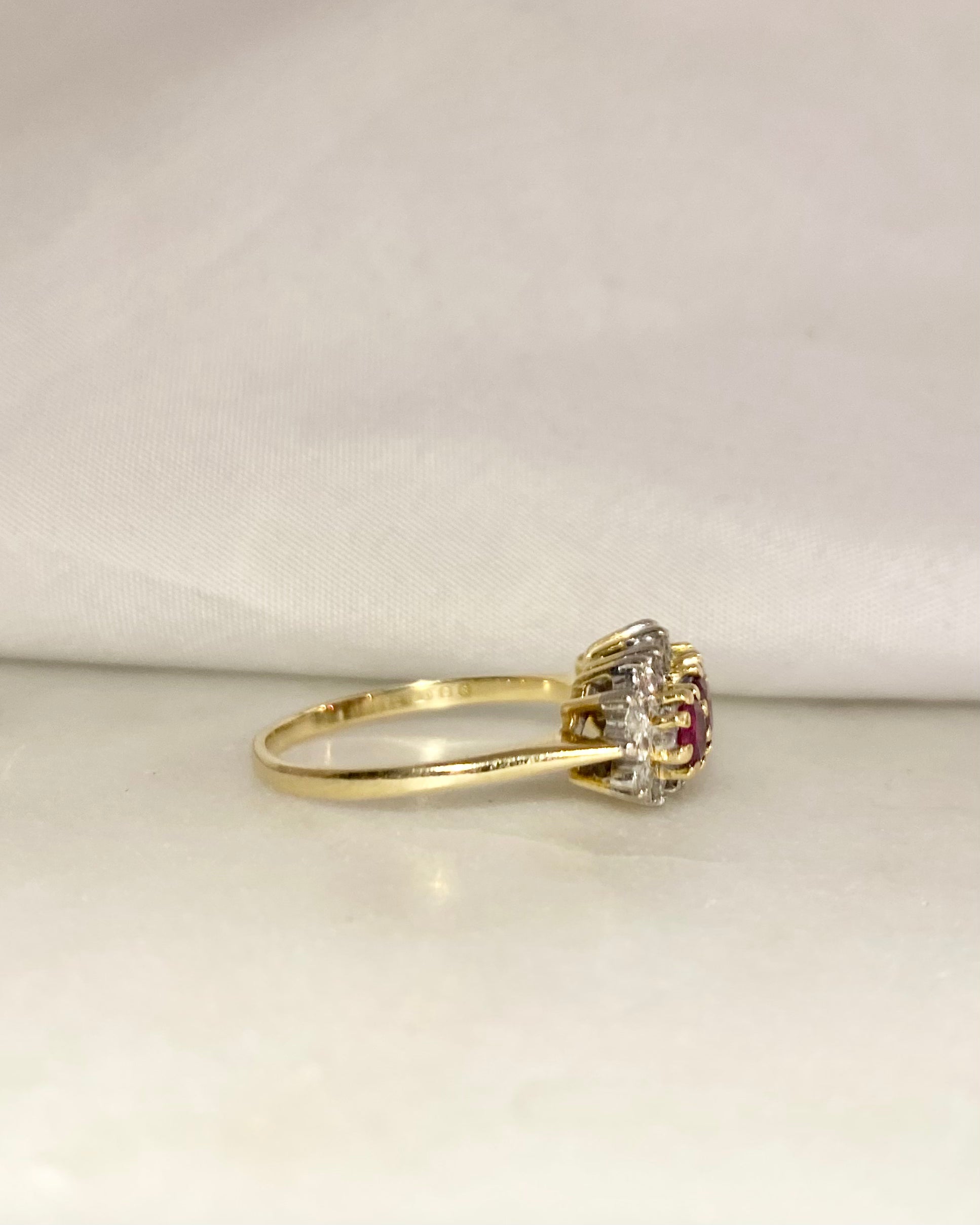 Anillo Trilogía Rubí 0.85 quilates y 16 Diamantes "Samira"