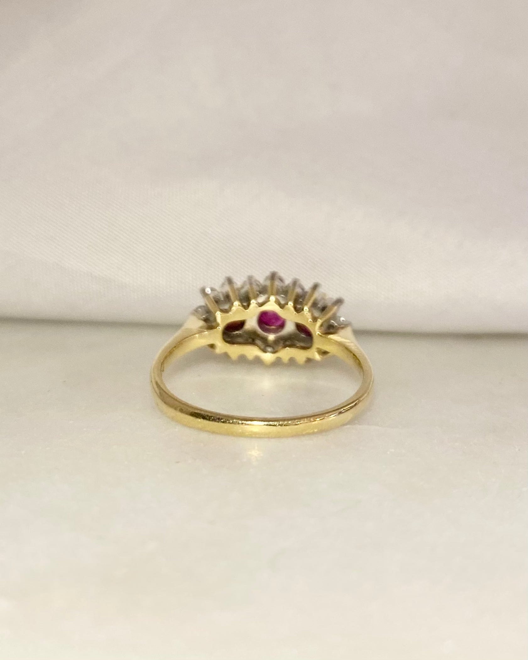 Anillo Trilogía Rubí 0.85 quilates y 16 Diamantes "Samira"