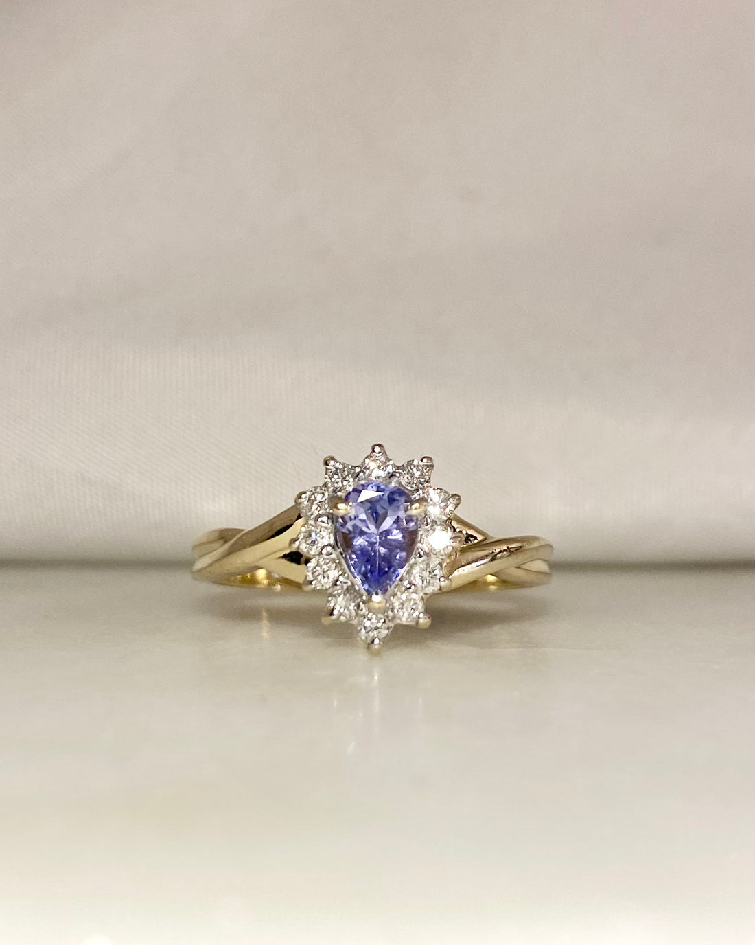 Bague Marguerite Tanzanite Taille Poire & Diamants "Avril"