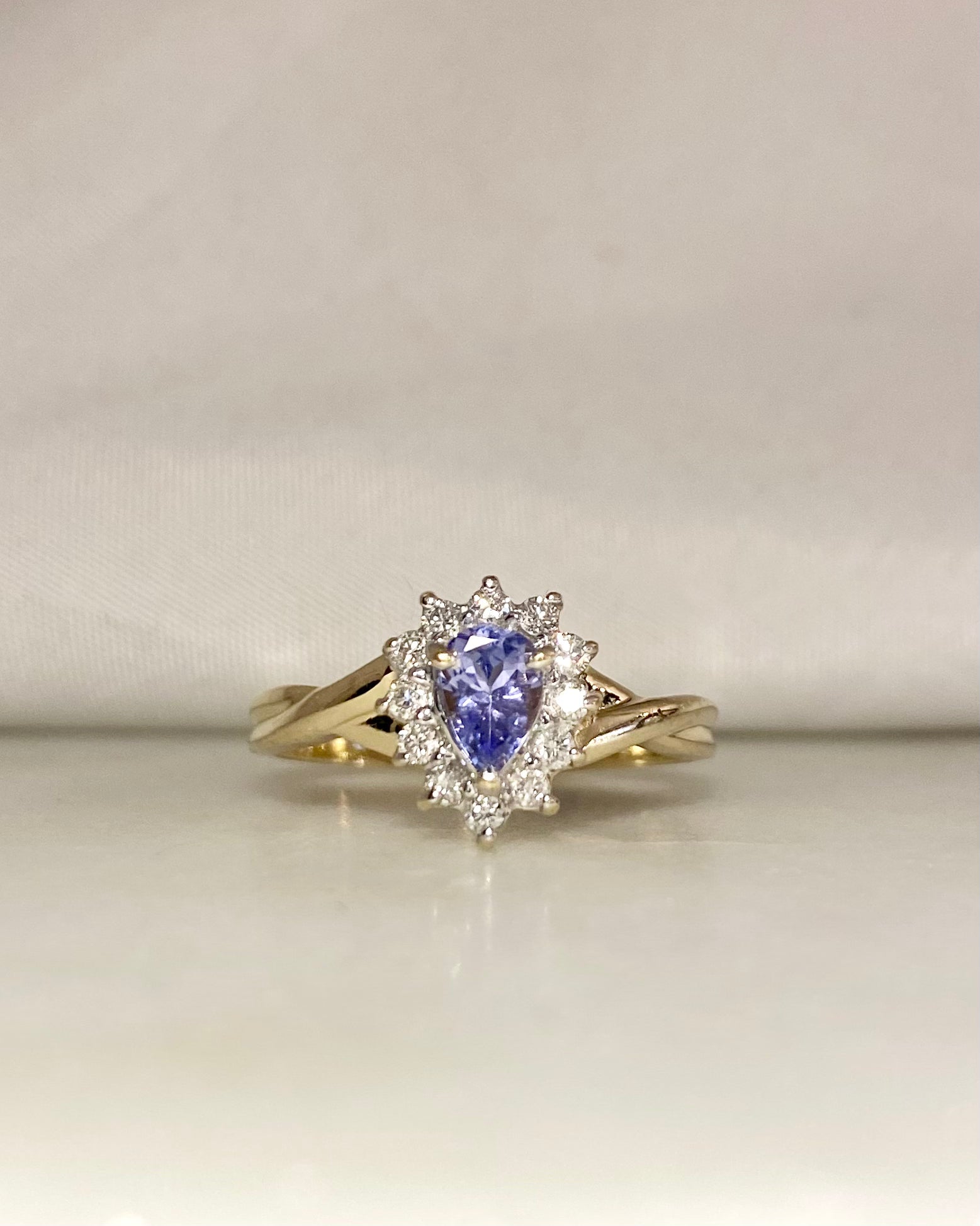 Anillo Margarita Tanzanita Corte Pera y Diamantes "Avril"