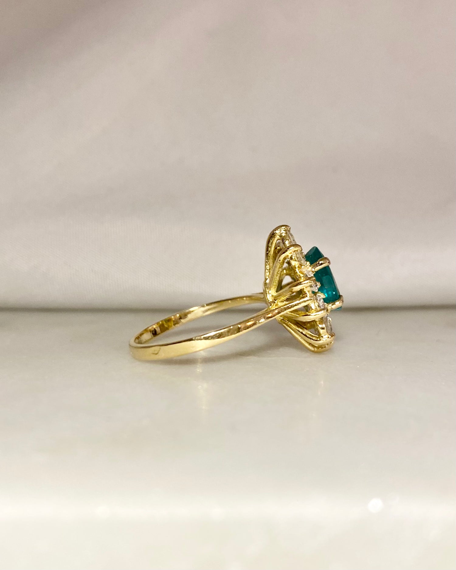 Bague Marguerite Émeraude 1.15 carat &amp; Diamants &quot;Adria&quot;