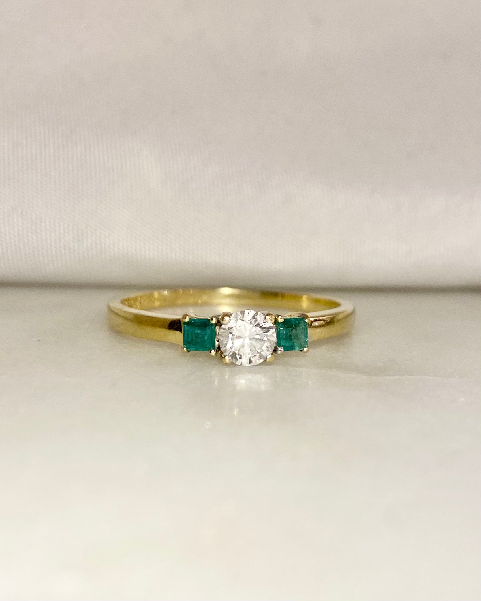 Bague Trilogie Diamant &amp; Émeraudes "Naomie"