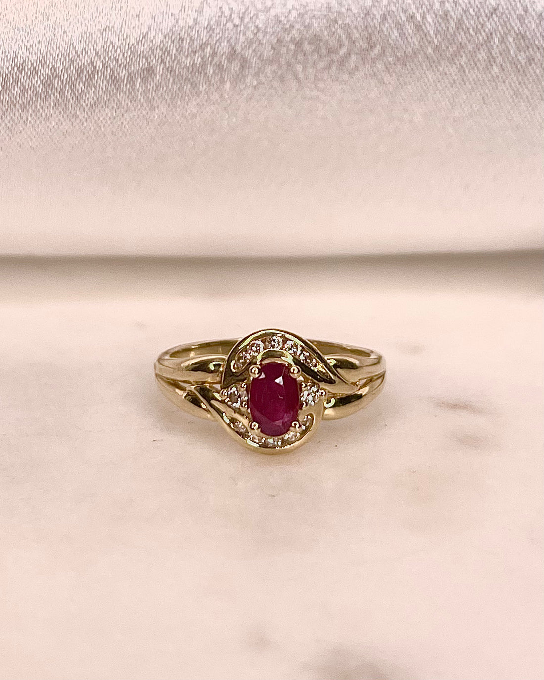 Bague Tourbillon Style Art-Déco Rubis 0.80 carat et Diamants &quot;Nolinea&quot;