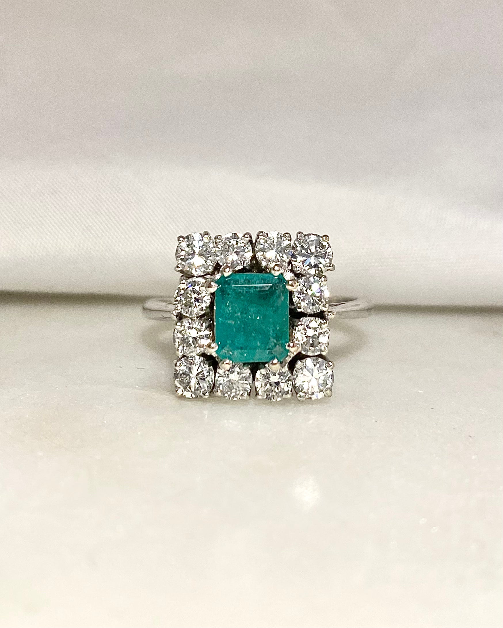 Anillo Margarita Esmeralda 1 quilate y diamantes 1.04 quilate "Laureline"