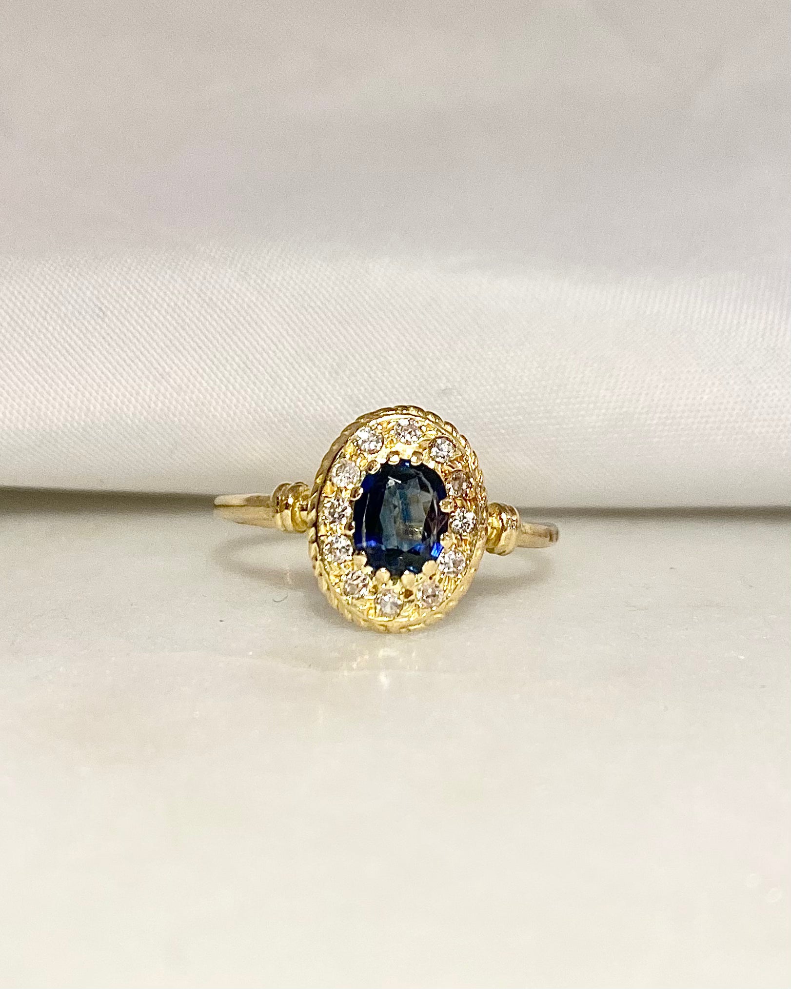 Anillo estilo Art Déco zafiro y diamantes "Armelle"