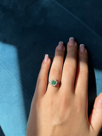 Anillo &quot;Celosia&quot; con margaritas de esmeralda y diamantes 