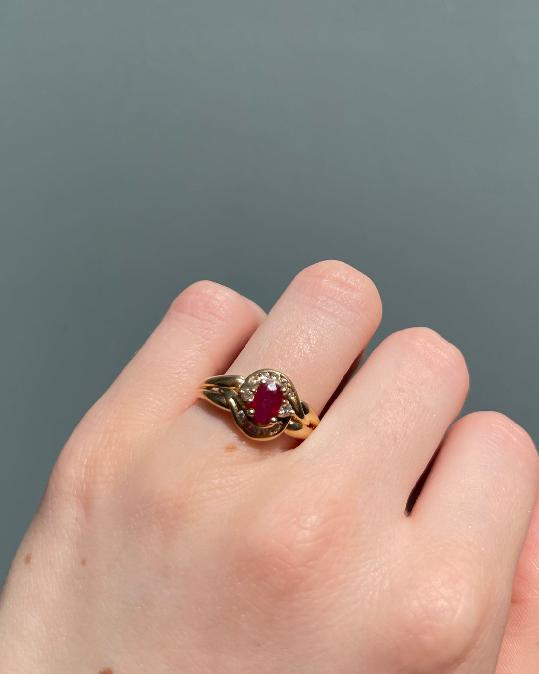 Bague Tourbillon Style Art-Déco Rubis 0.80 carat et Diamants "Nolinea"