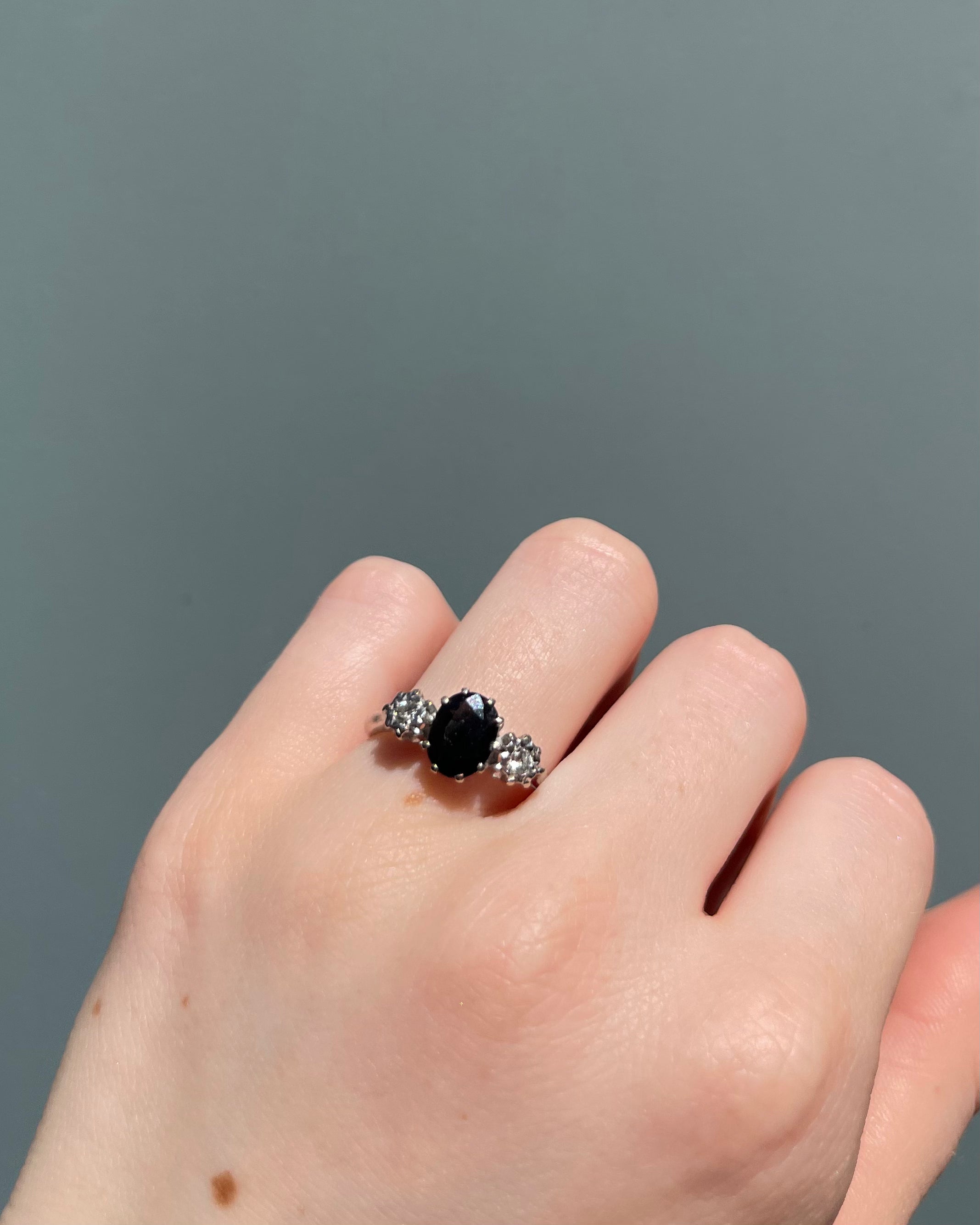 Anillo Trilogía Zafiro 1.15 quilates y Diamantes "Nayda"