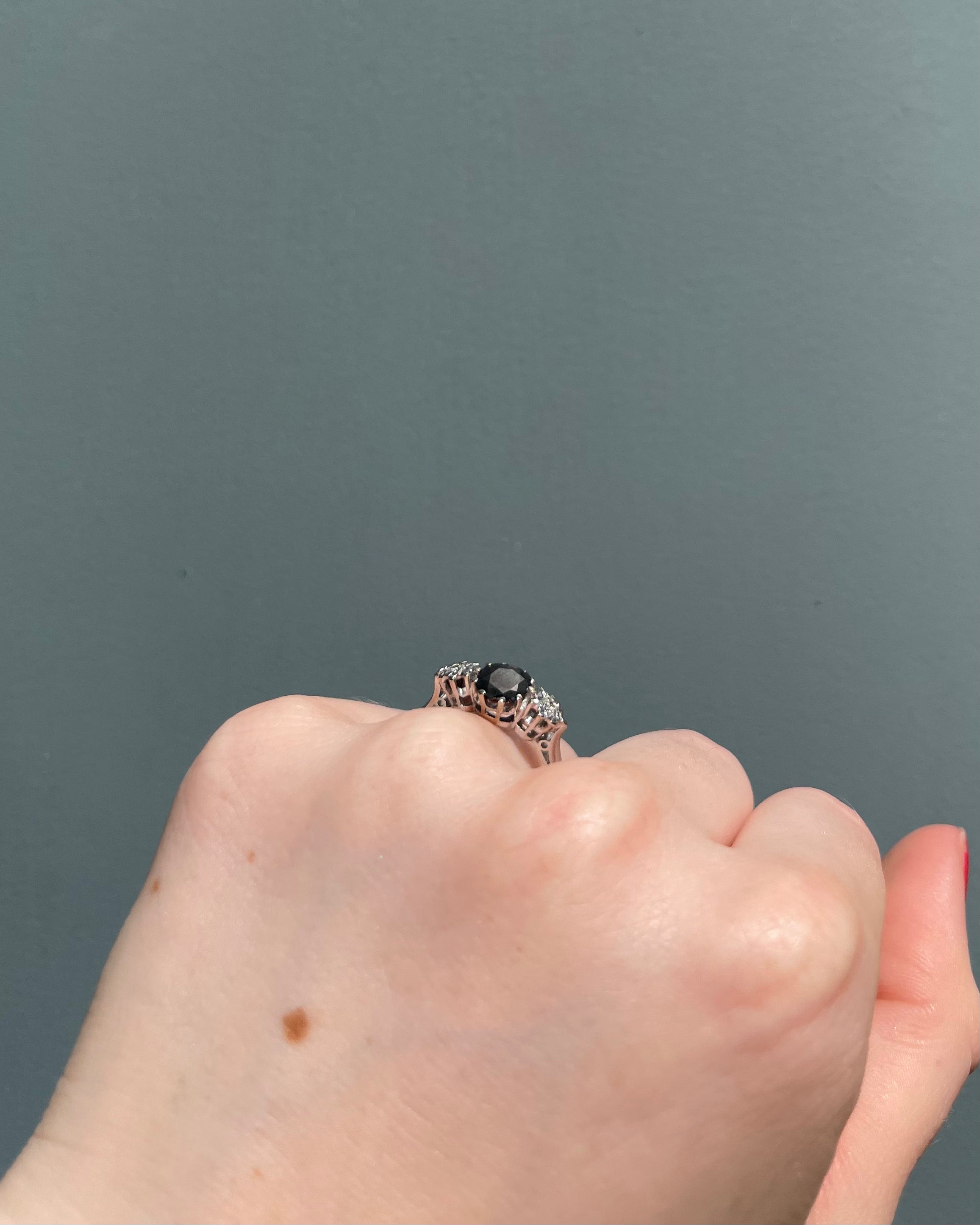 Anillo Trilogía Zafiro 1.15 quilates y Diamantes "Nayda"