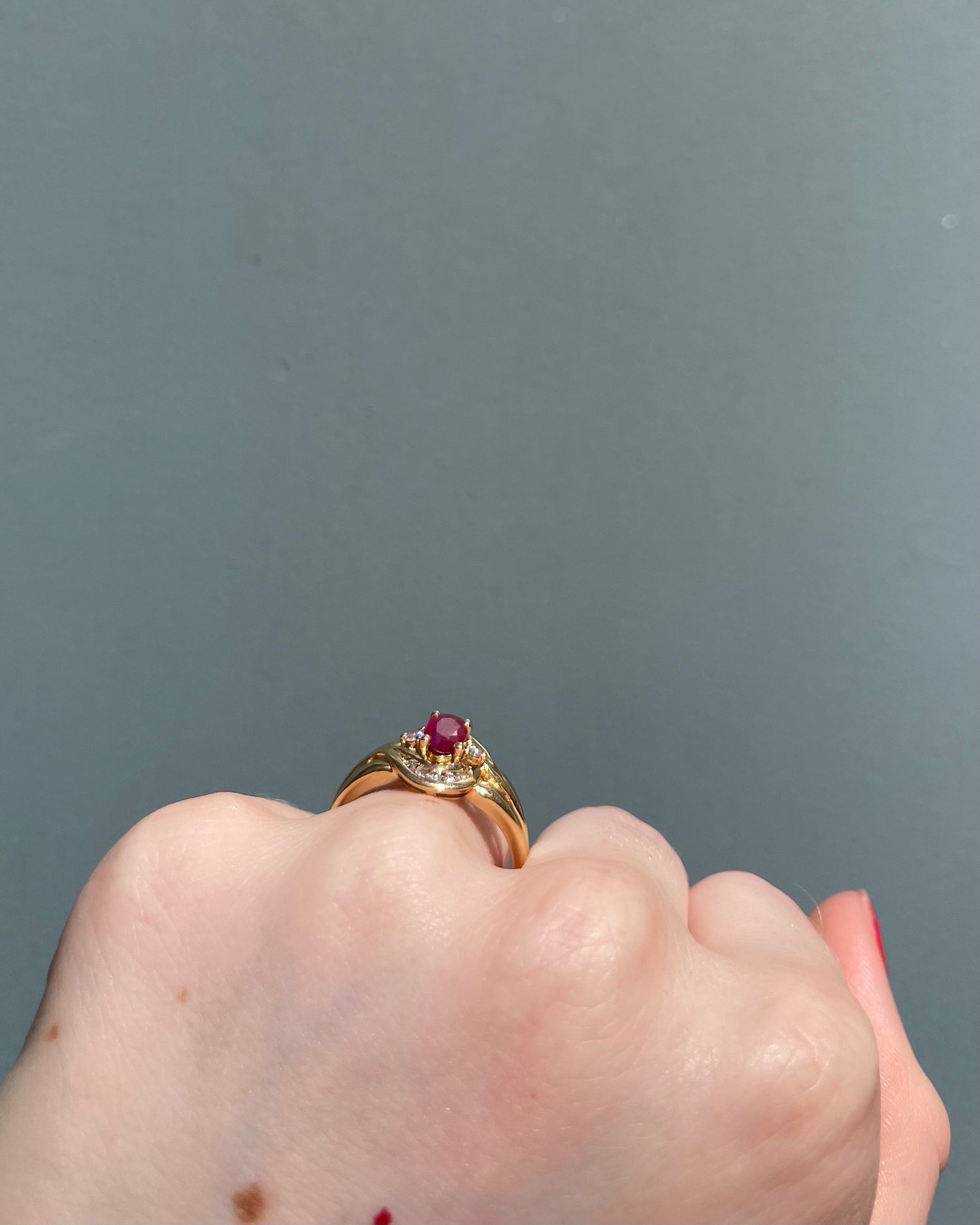 Bague Tourbillon Style Art-Déco Rubis 0.80 carat et Diamants &quot;Nolinea&quot;