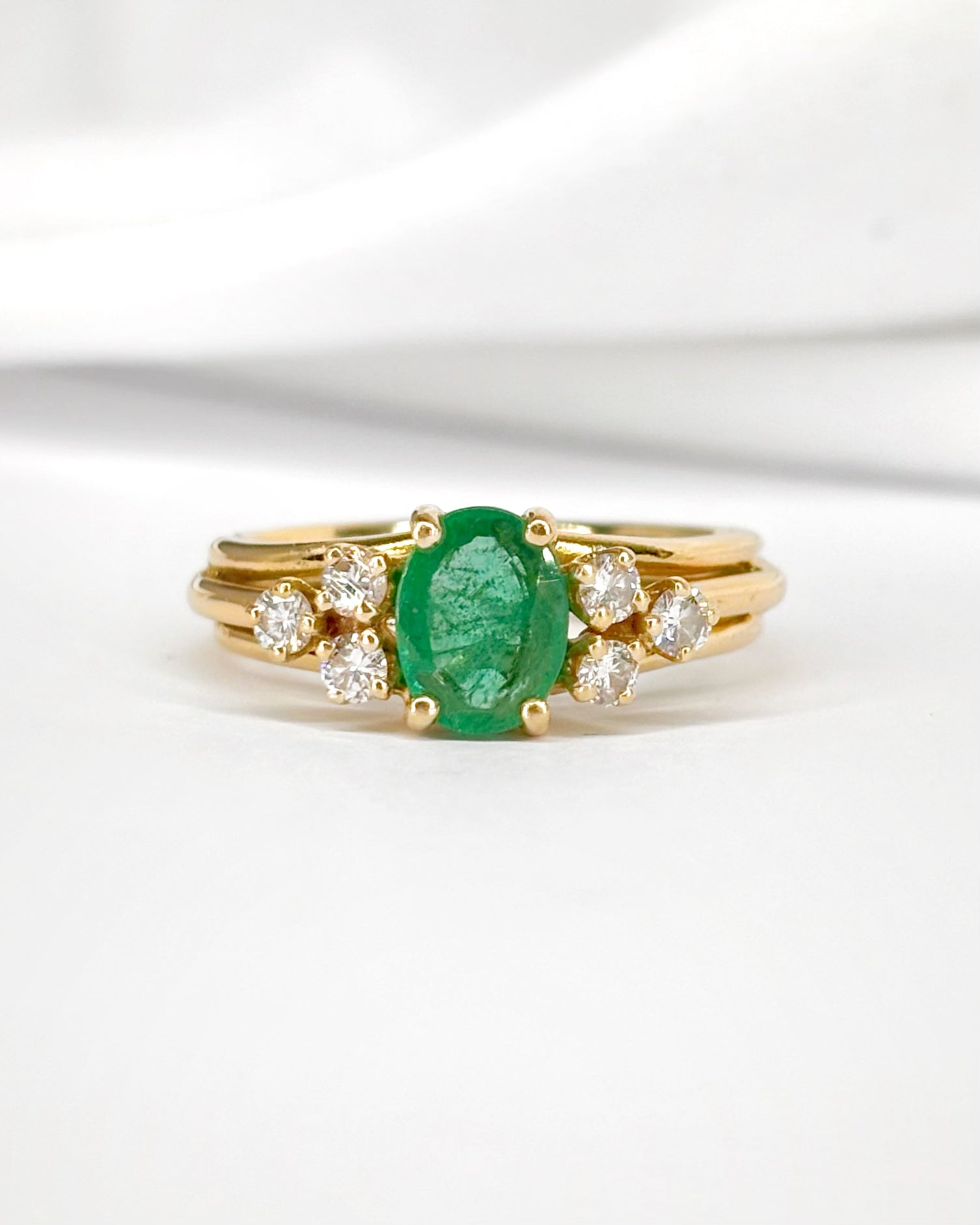 Bague Trilogie Émeraude 0.94 carat &amp; Diamants 0.30 carat "Cléa"