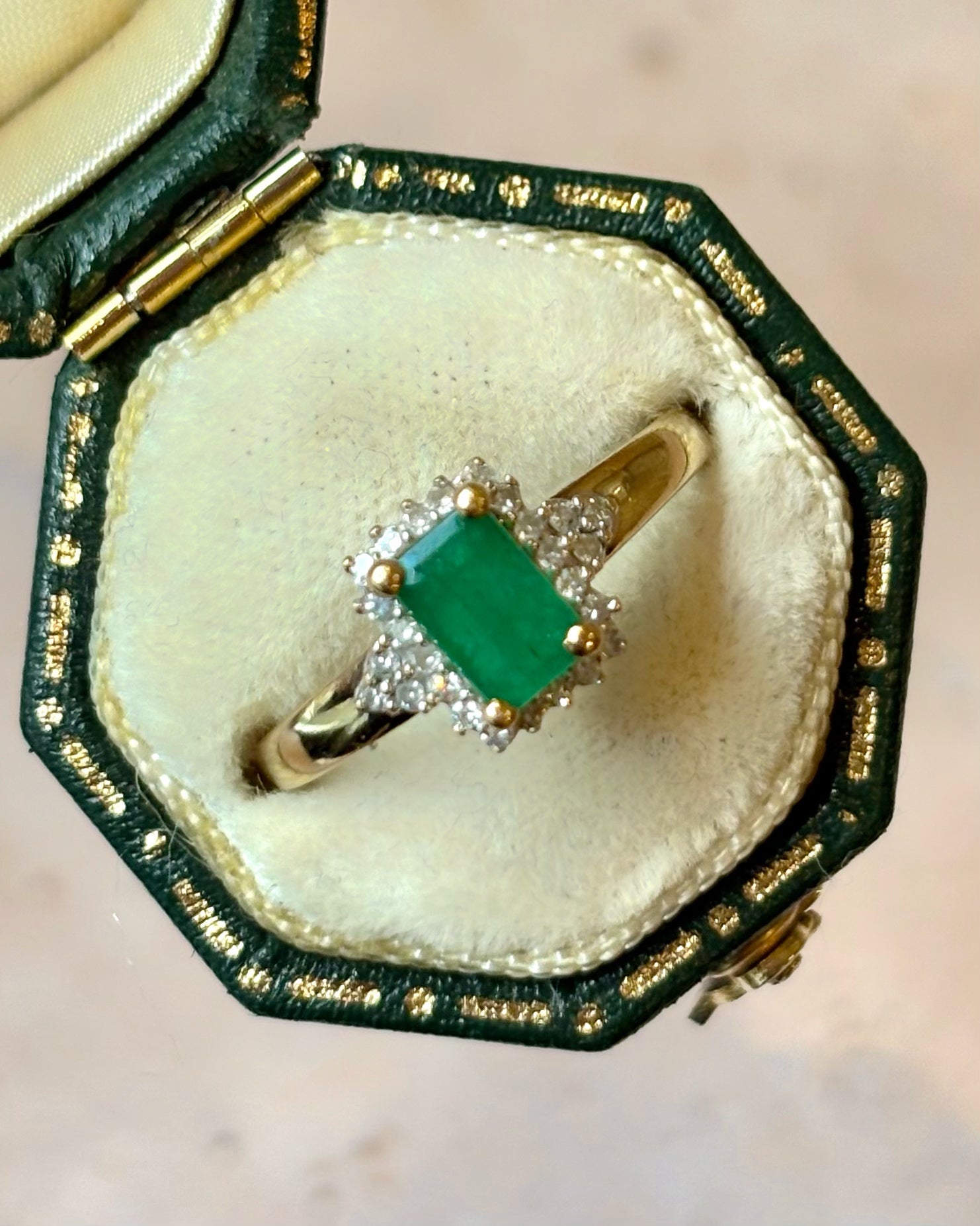 Anillo Margarita Esmeralda 0,50 quilates y Diamantes 0,26 quilates "Antoinette"