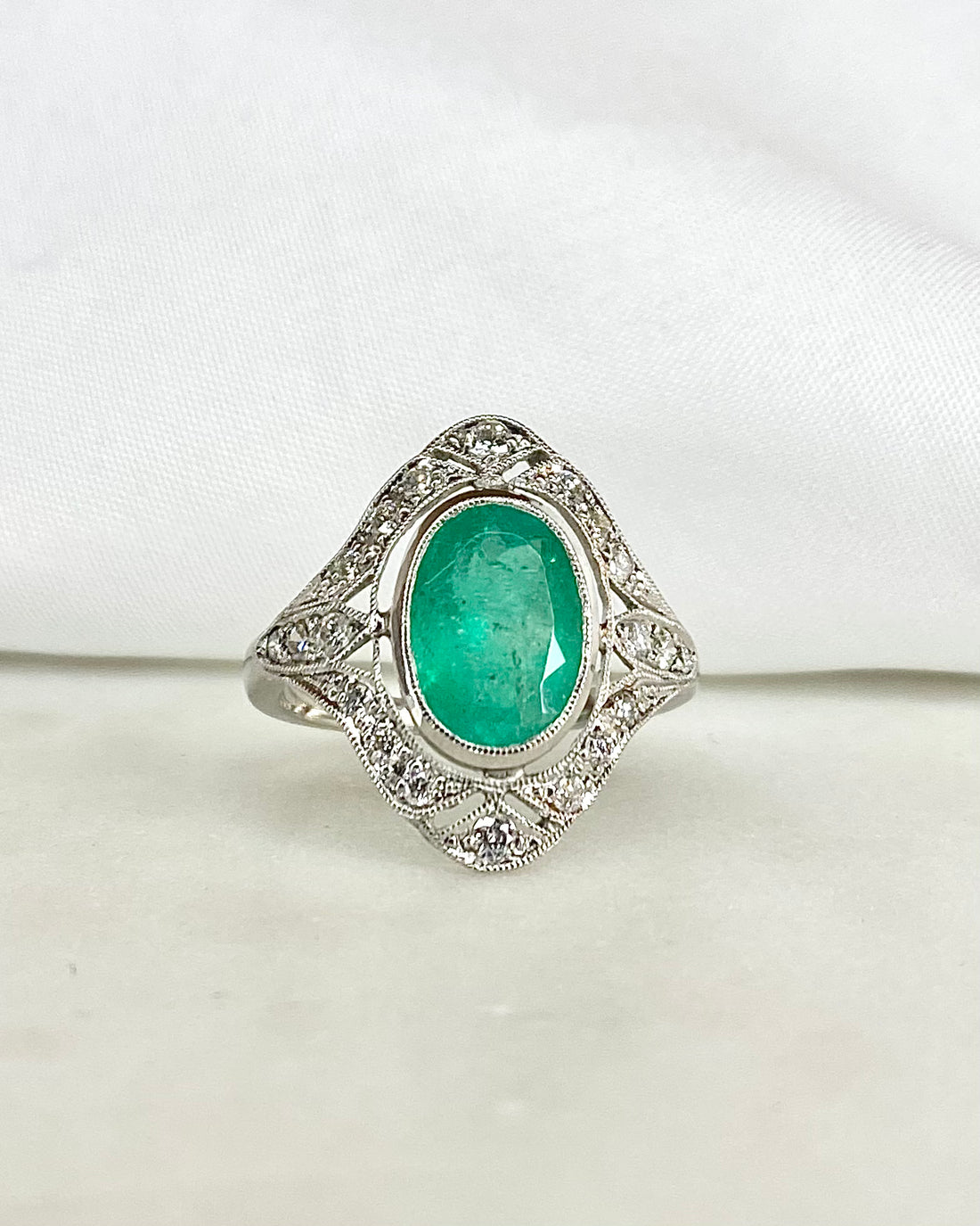 Bague Style Art Déco Émeraude 2.30 carats &amp; Diamants &quot;Fiona&quot;