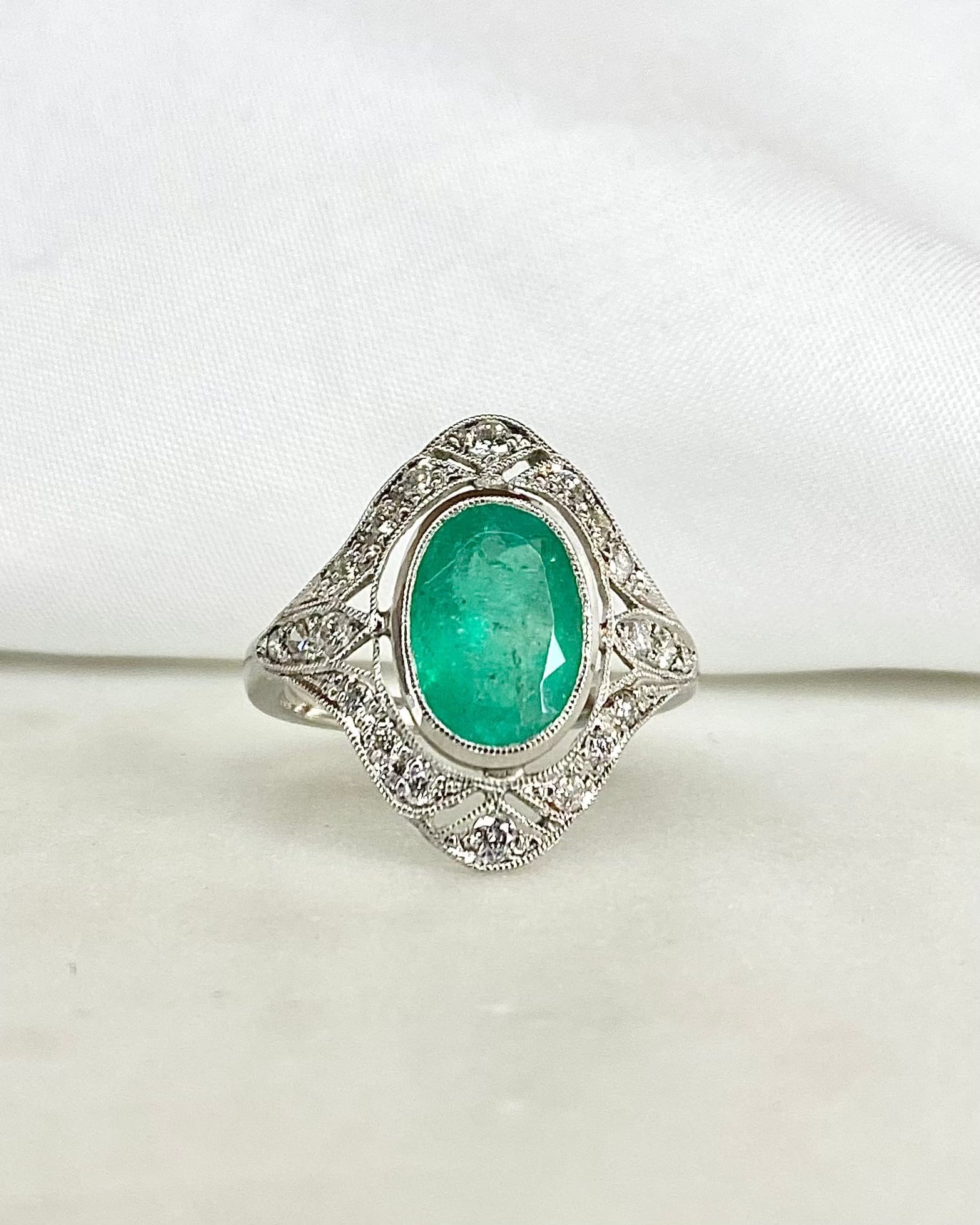 Bague Style Art Déco Émeraude 2.30 carats &amp; Diamants "Fiona"