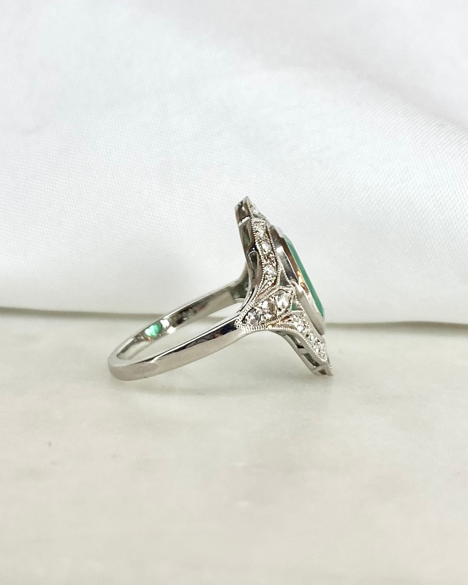 Bague Style Art Déco Émeraude 2.30 carats &amp; Diamants &quot;Fiona&quot;