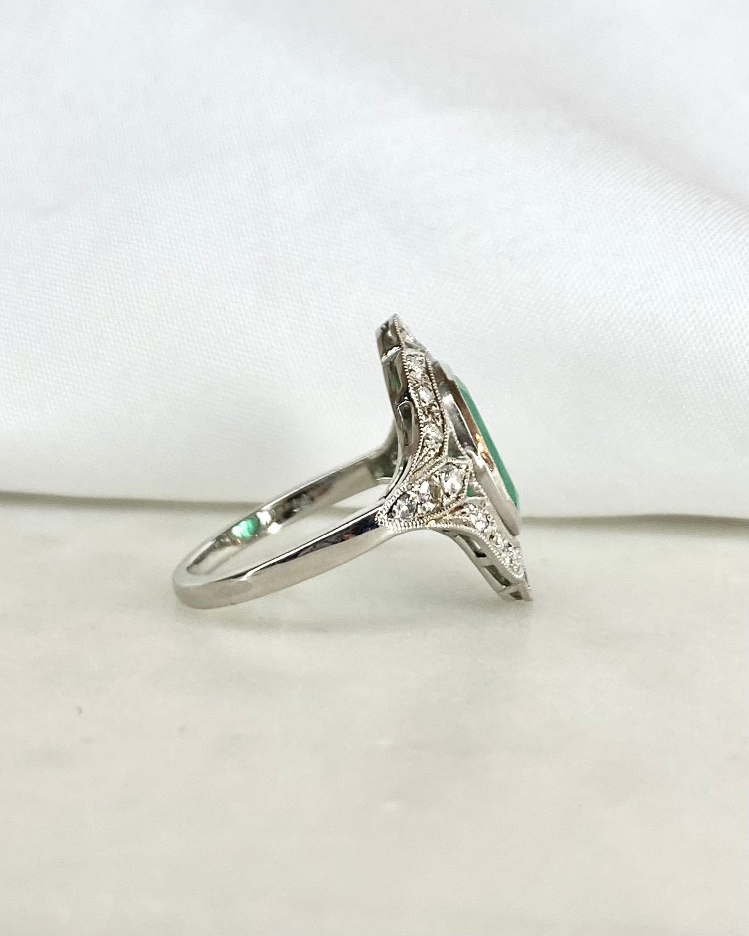 Bague Style Art Déco Émeraude 2.30 carats &amp; Diamants "Fiona"