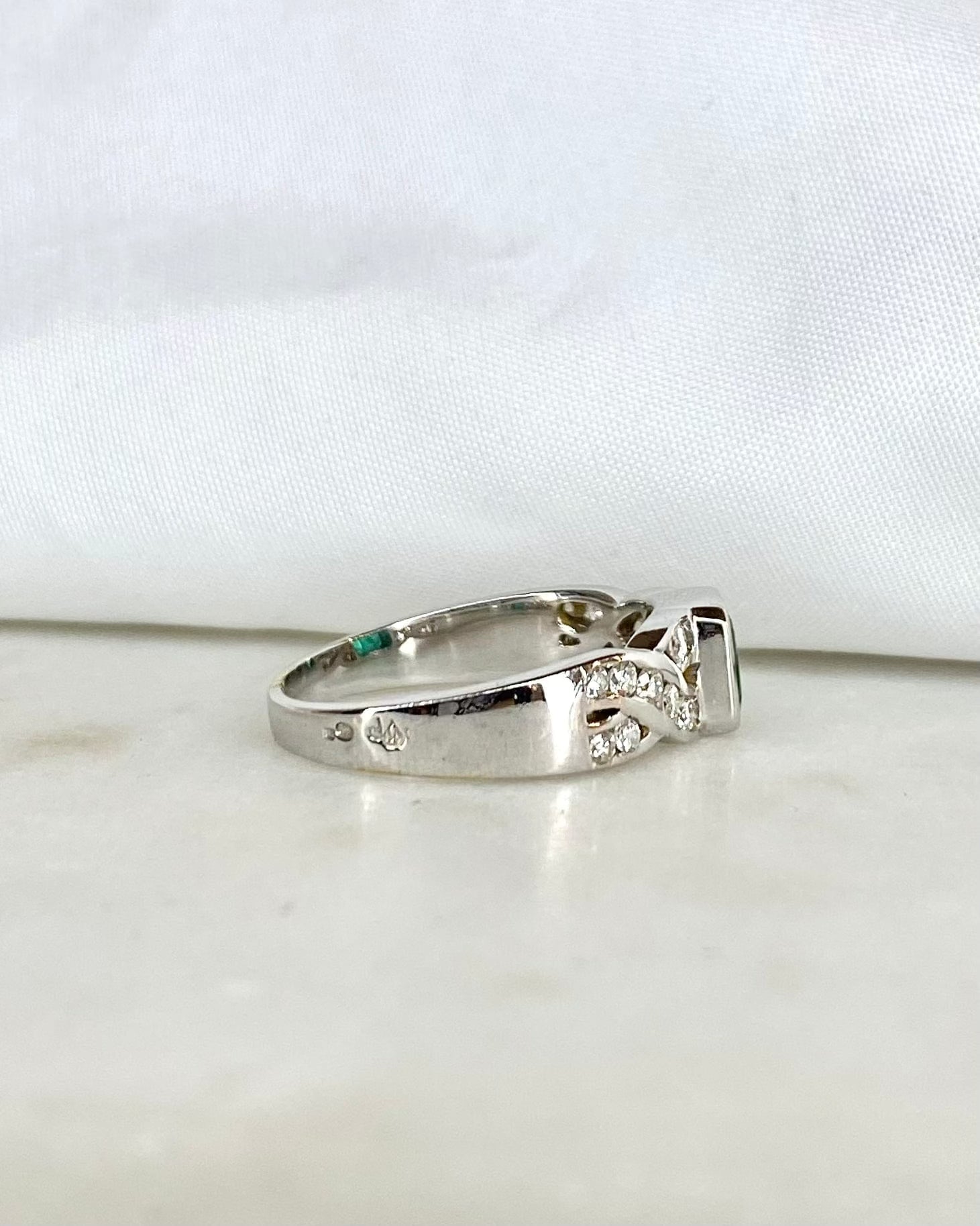 Bague Jonc Émeraude 0.63 carat &amp; Diamants "Tiphaine"