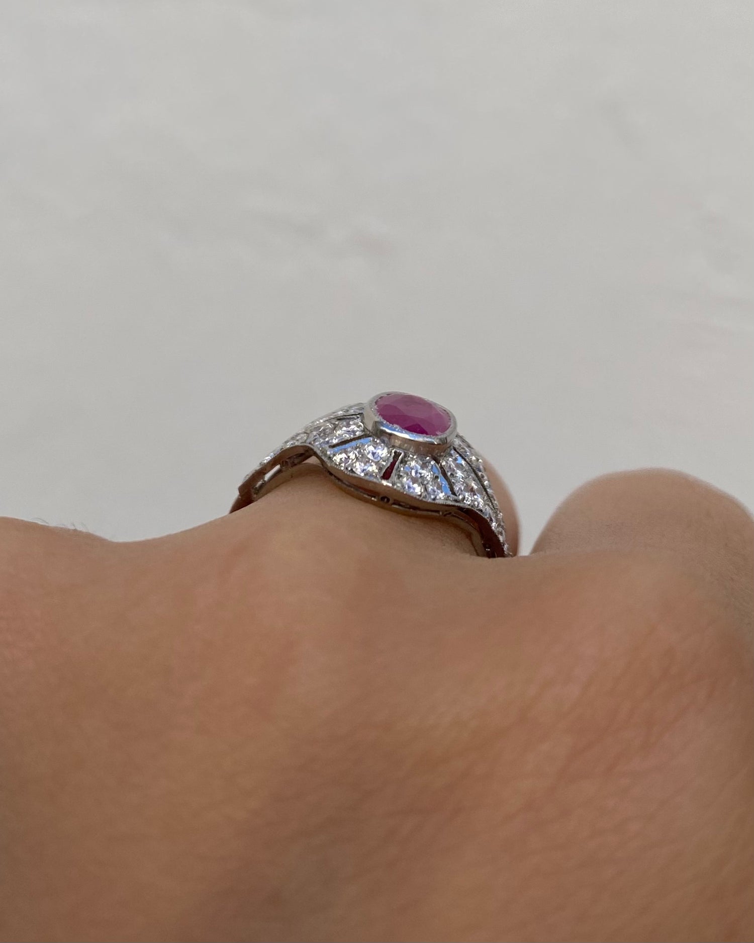 Bague Style Art Déco Rubis 0.67 carat &amp; Diamants 0.56 carat &quot;Olympe&quot;