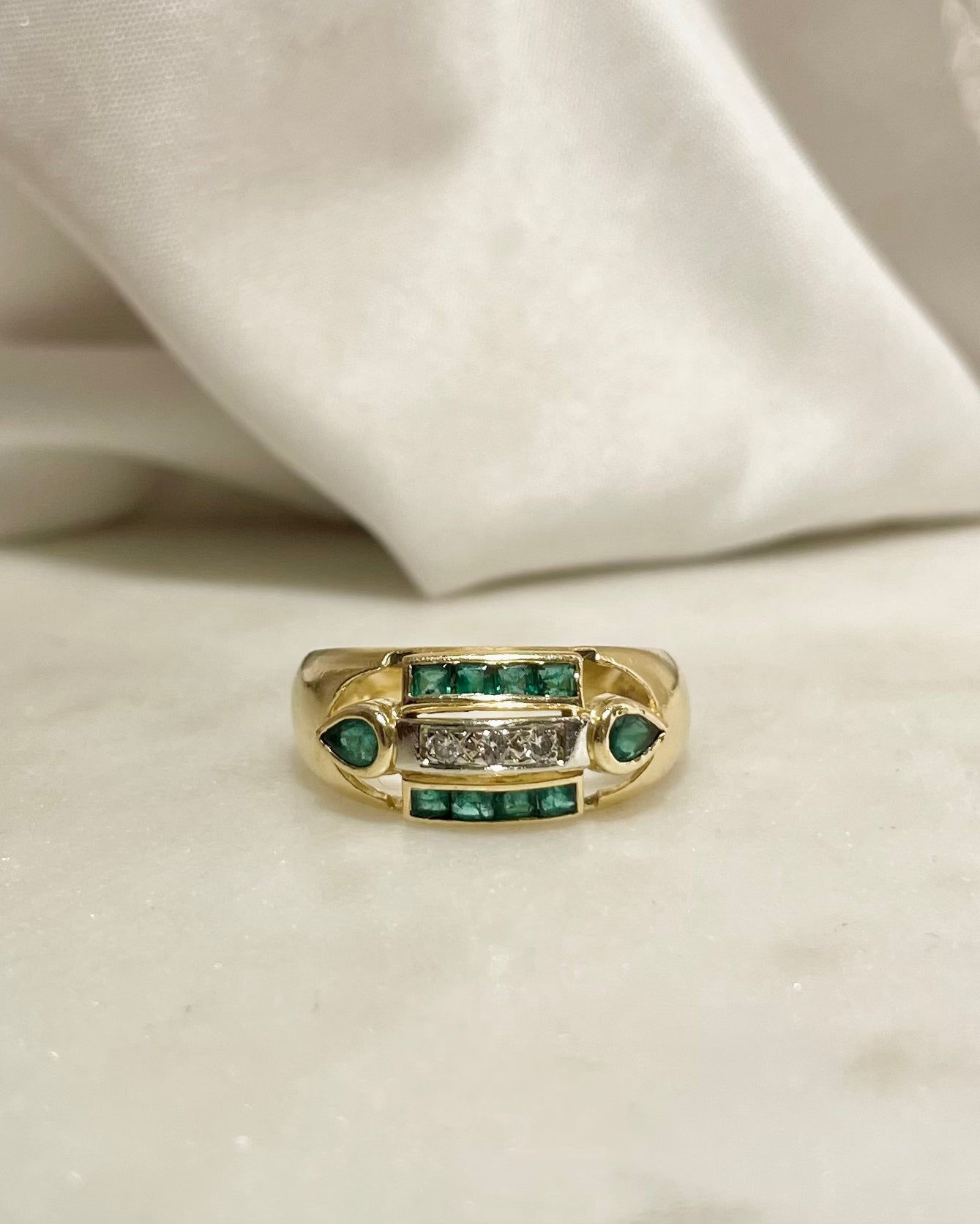Anillo de banda con esmeraldas 0.44 quilates y diamantes "Gabriella"