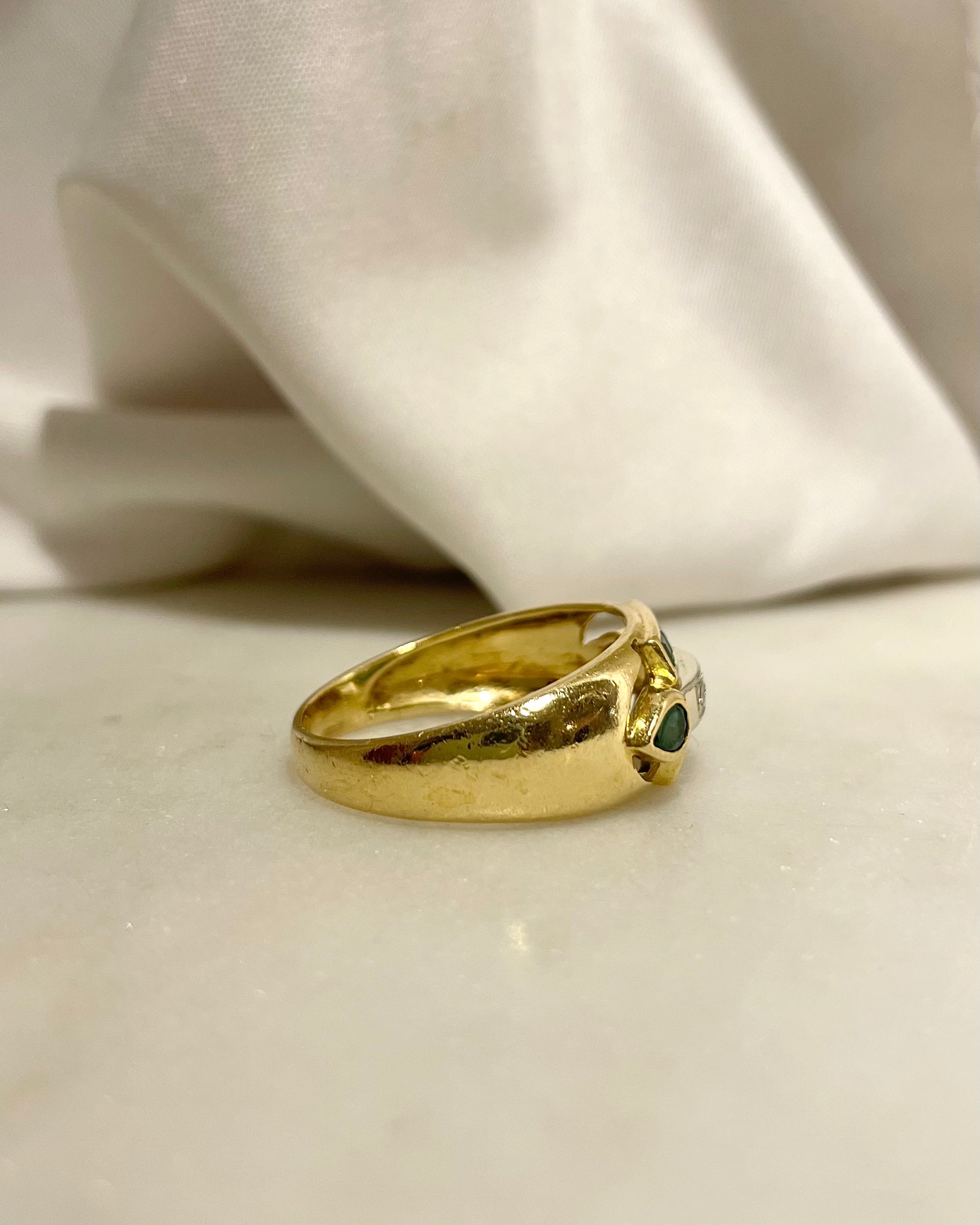 Anillo de banda con esmeraldas 0.44 quilates y diamantes "Gabriella"