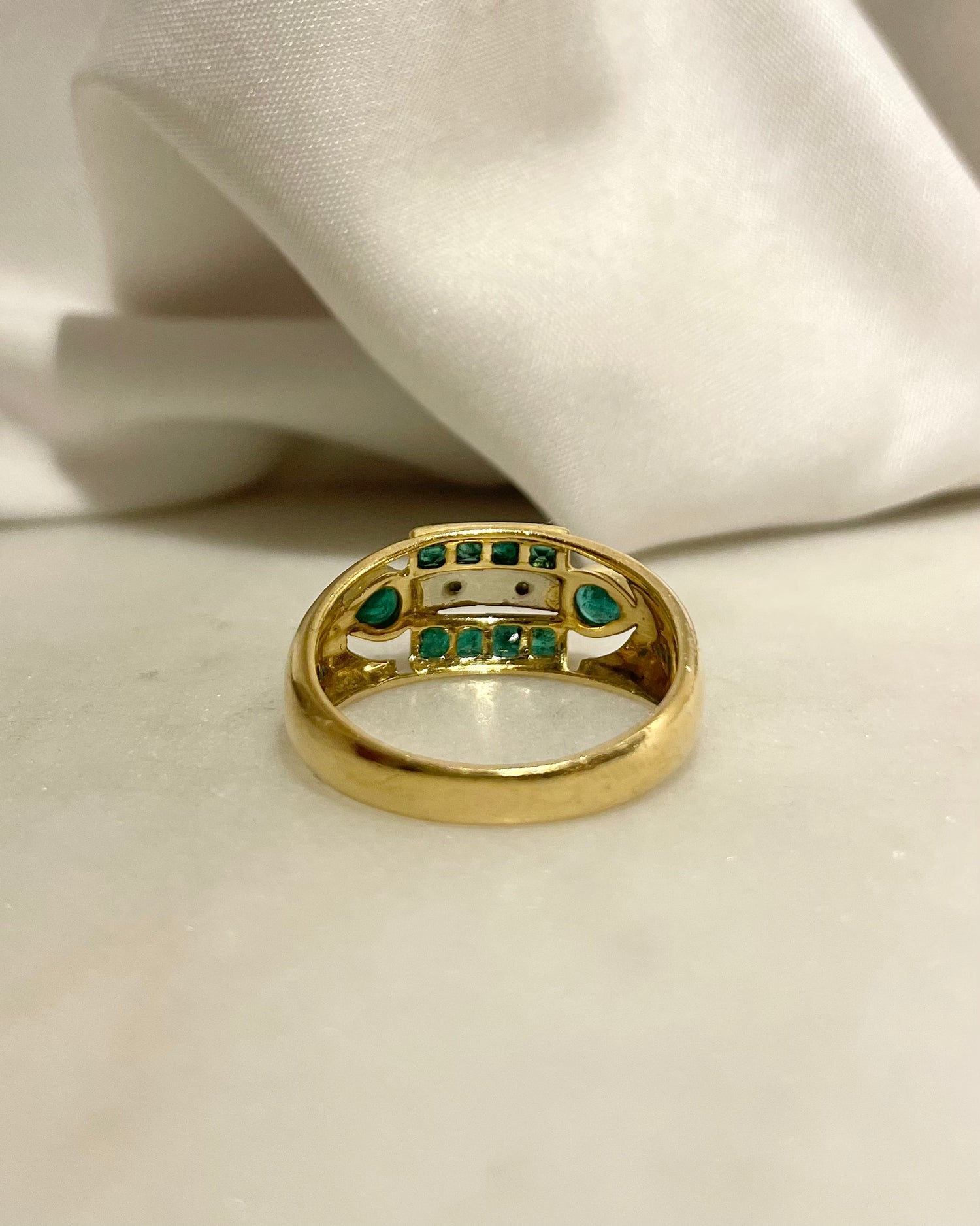 Bague Jonc Emeraudes 0.44 carat &amp; Diamants &quot;Gabriella”