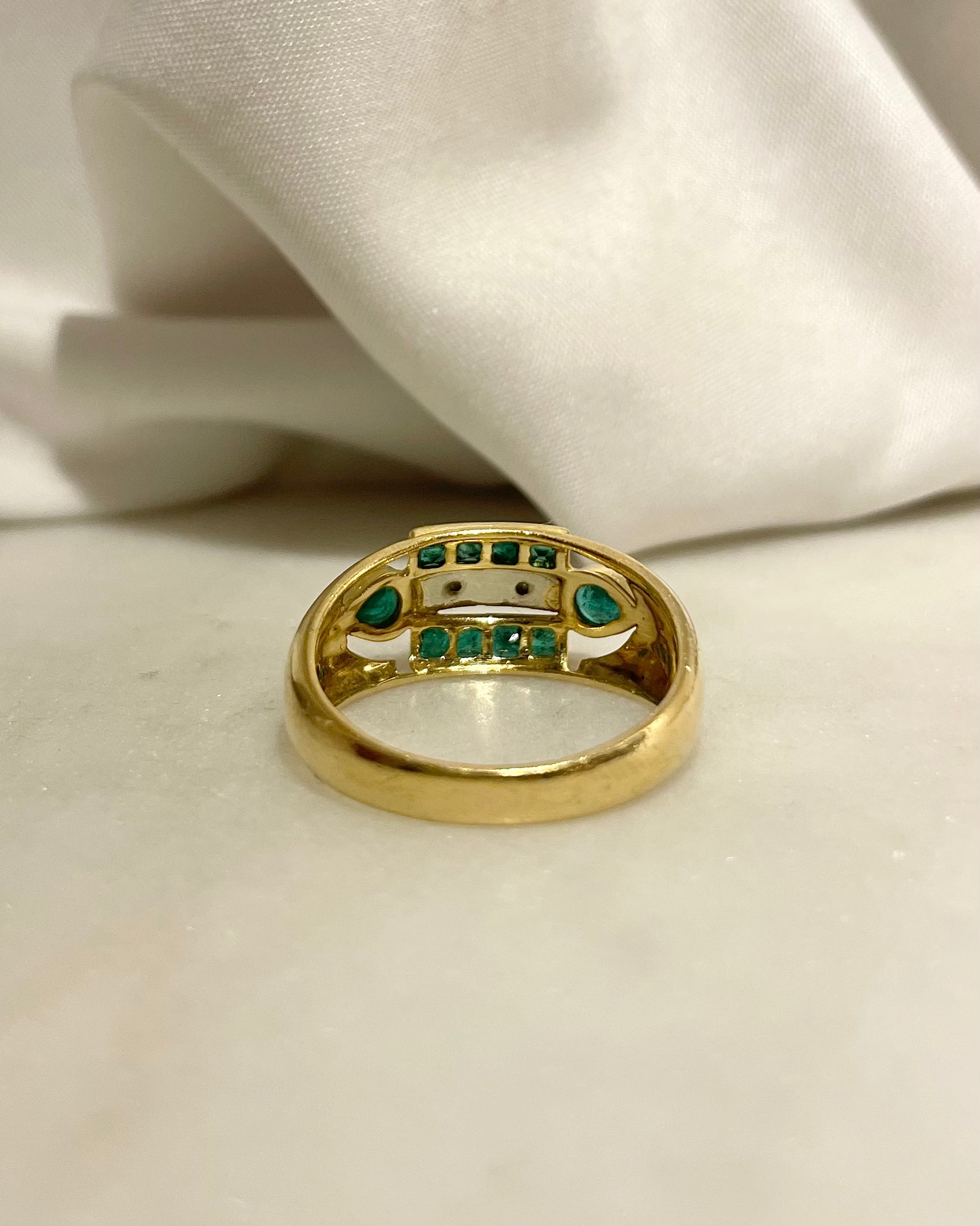 Anillo de banda con esmeraldas 0.44 quilates y diamantes "Gabriella"