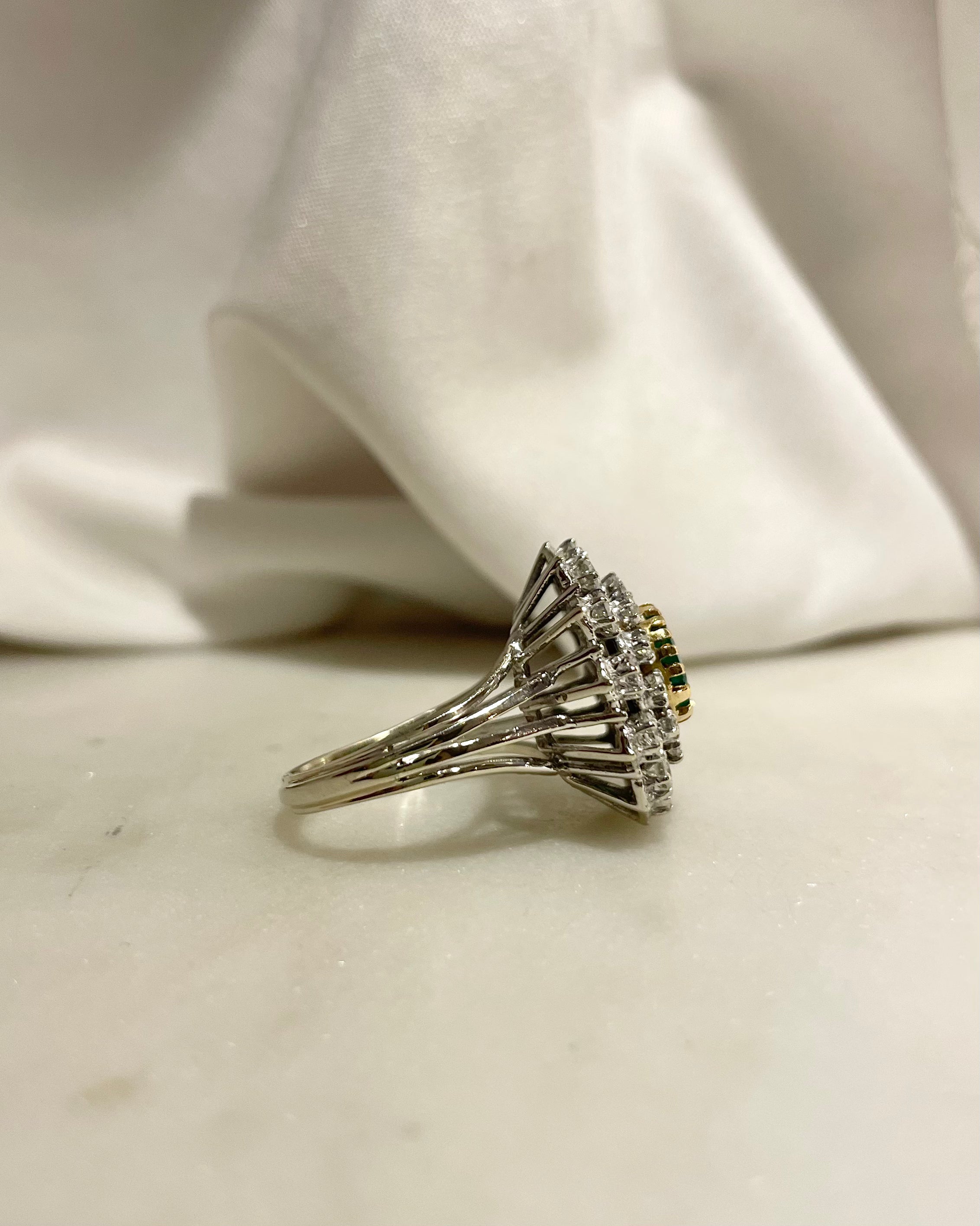 Bague Marguerite Emeraude 0.90 carat &amp; Diamants 1.32 carat "Bruna"