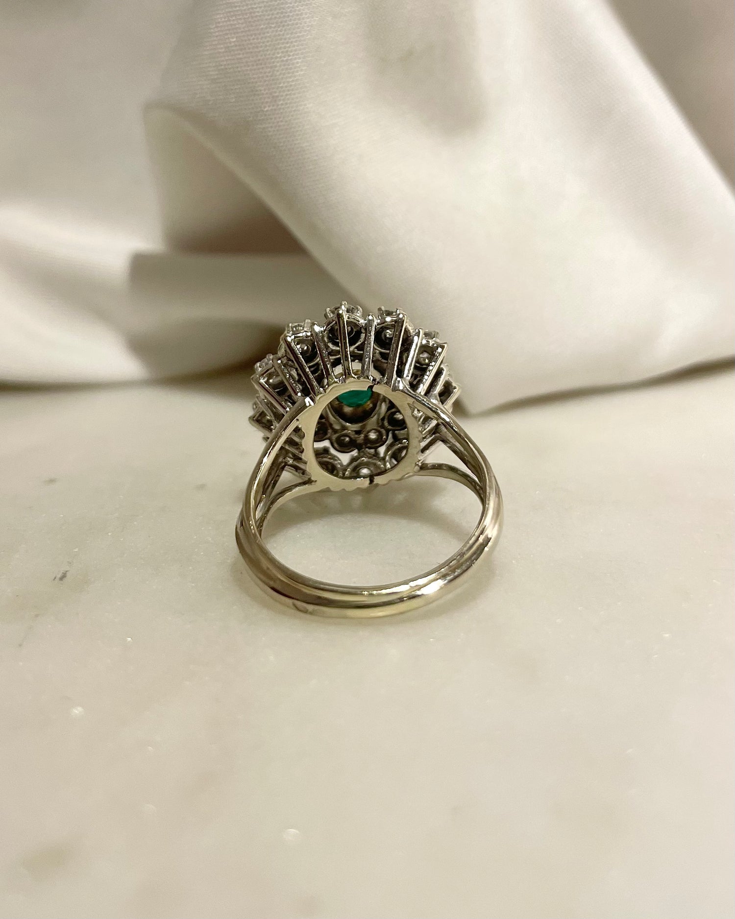 Bague Marguerite Emeraude 0.90 carat &amp; Diamants 1.32 carat &quot;Bruna&quot;