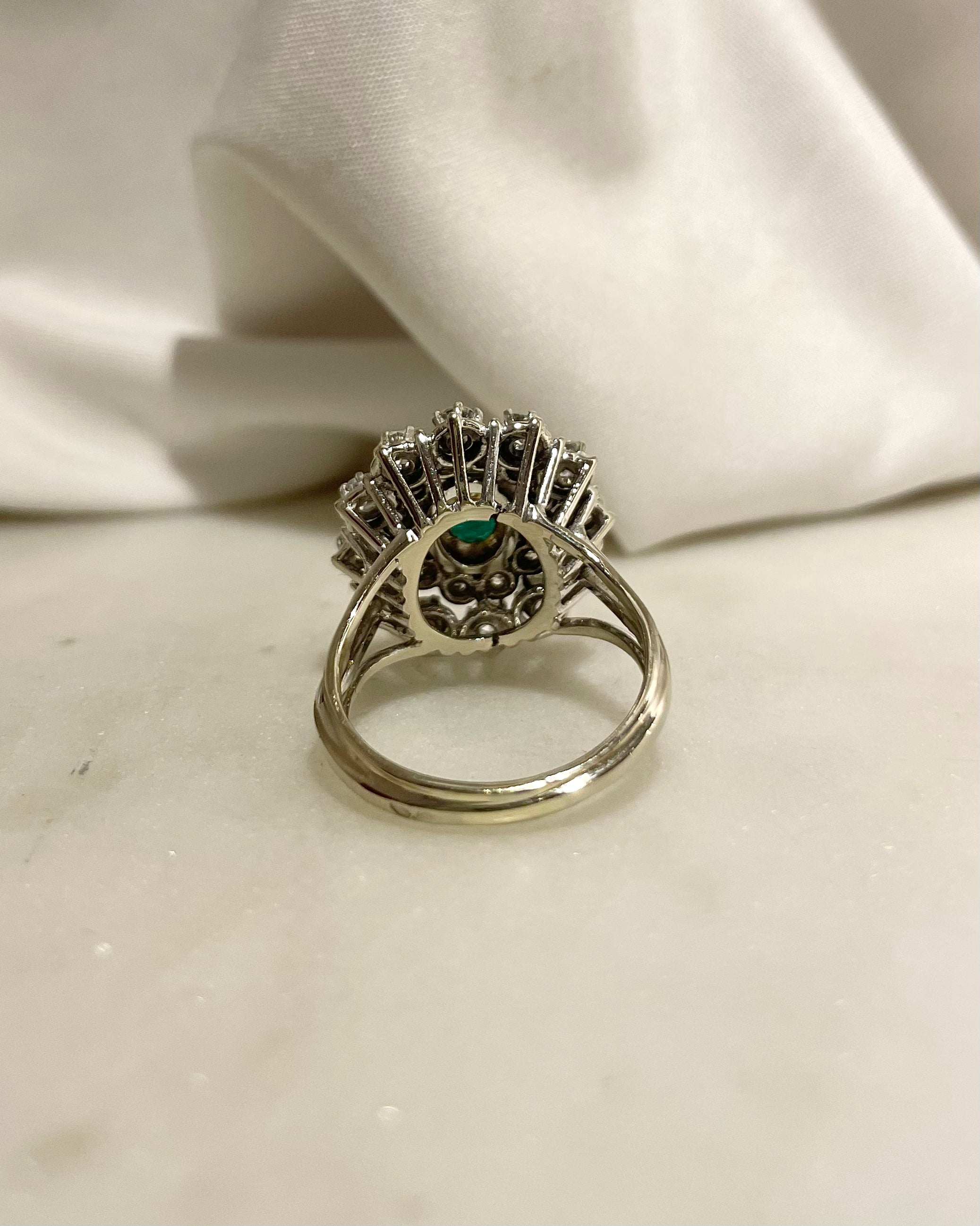 Bague Marguerite Emeraude 0.90 carat &amp; Diamants 1.32 carat "Bruna"