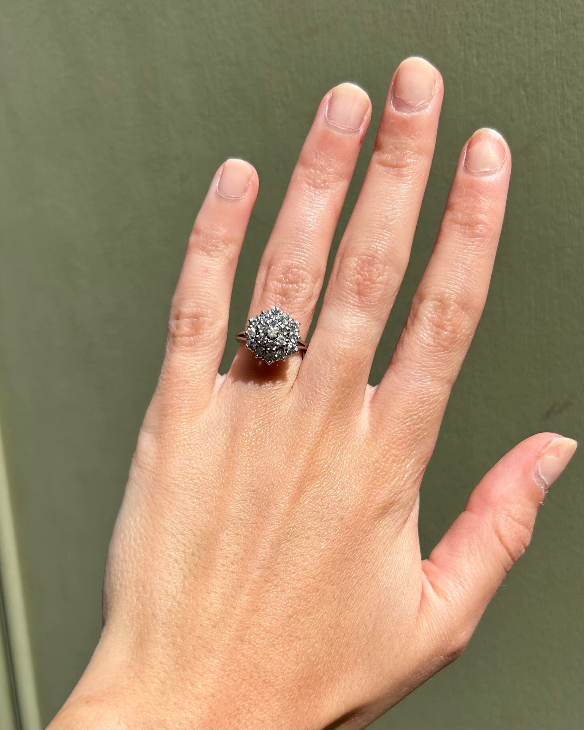 Anillo "Akira" con margaritas de 19 diamantes de 0,95 quilates