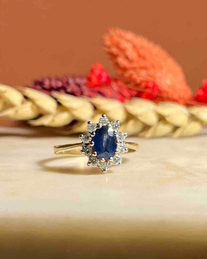 Anillo &quot;Inès&quot; de 1 quilate con zafiro y diamantes en forma de margarita