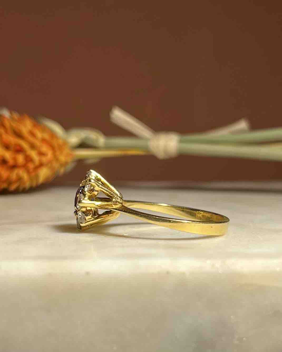 Anillo "Dorice" con margaritas de zafiro azul real y diamantes