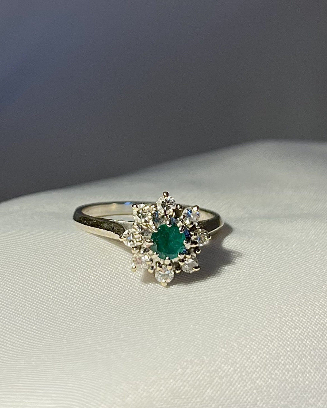 Bague Marguerite émeraude &amp; diamants &quot;Kaïs&quot;