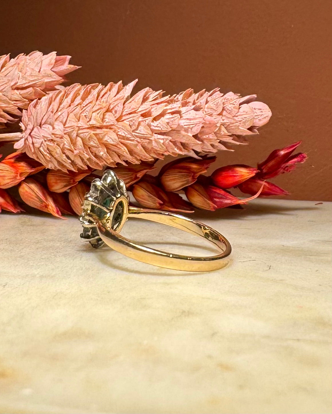 Bague Marguerite Émeraude &amp; 10 Diamants  "Maureen" - Elliade Paris