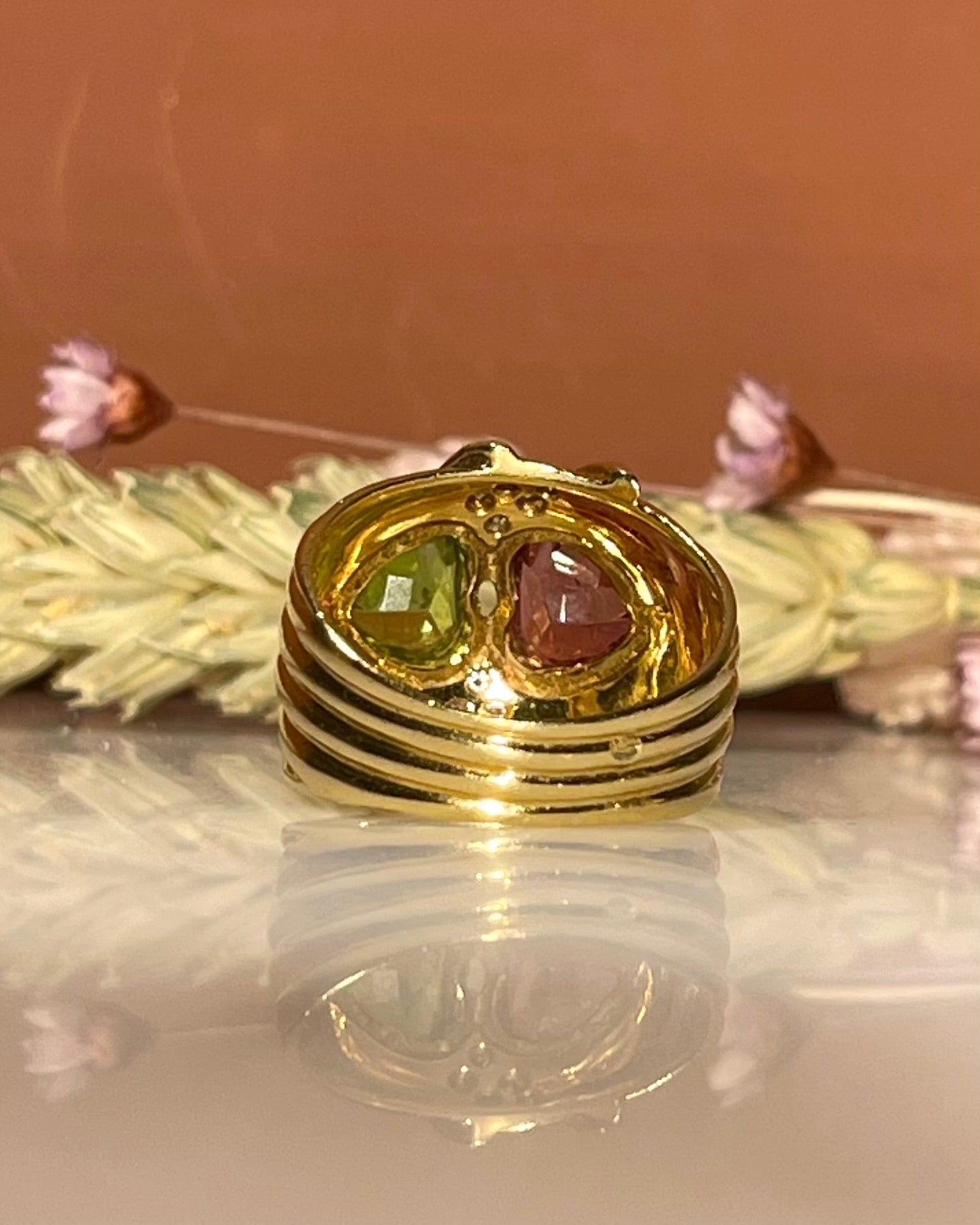 Anillo bandeau "Alba" de peridoto, turmalina rosa y diamante "You &amp;amp; Me"
