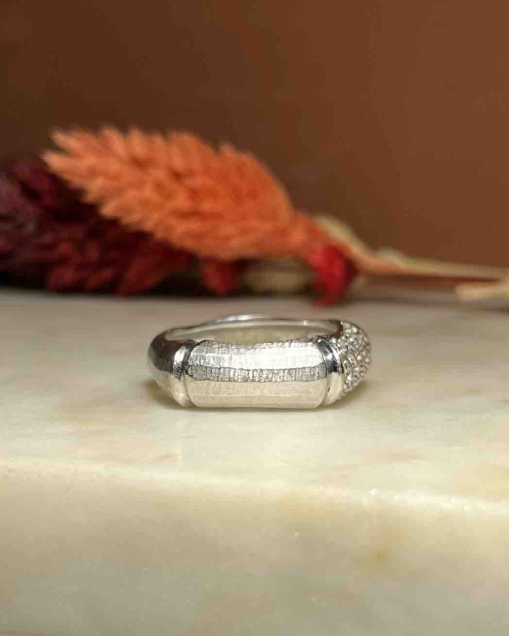 Anillo brazalete &quot;Lisa&quot; de 28 diamantes